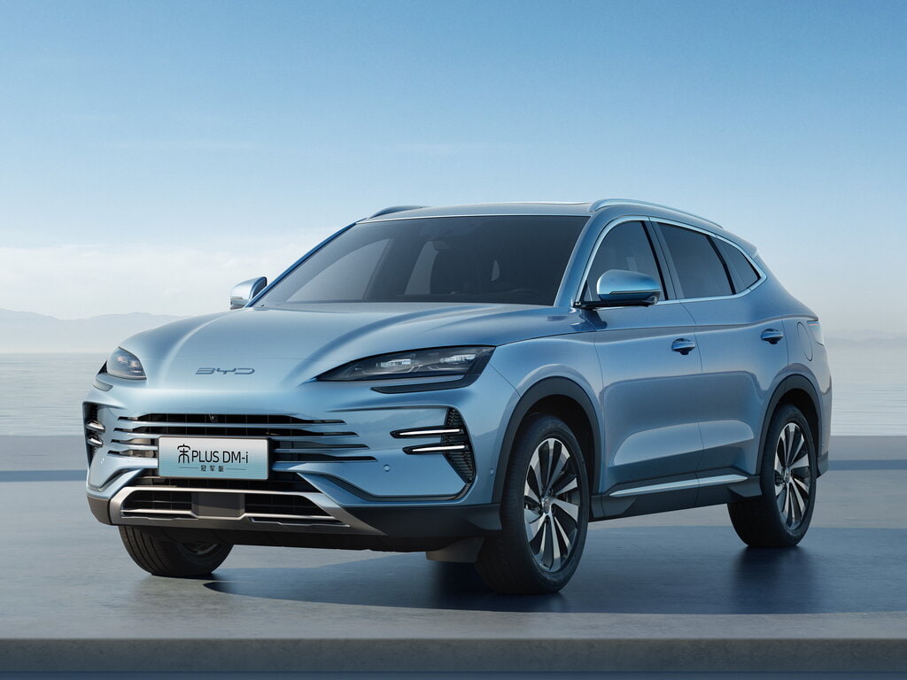 Голубой плагин-гибридный кроссовер BYD Song Plus DM-i на фоне бесконечности.