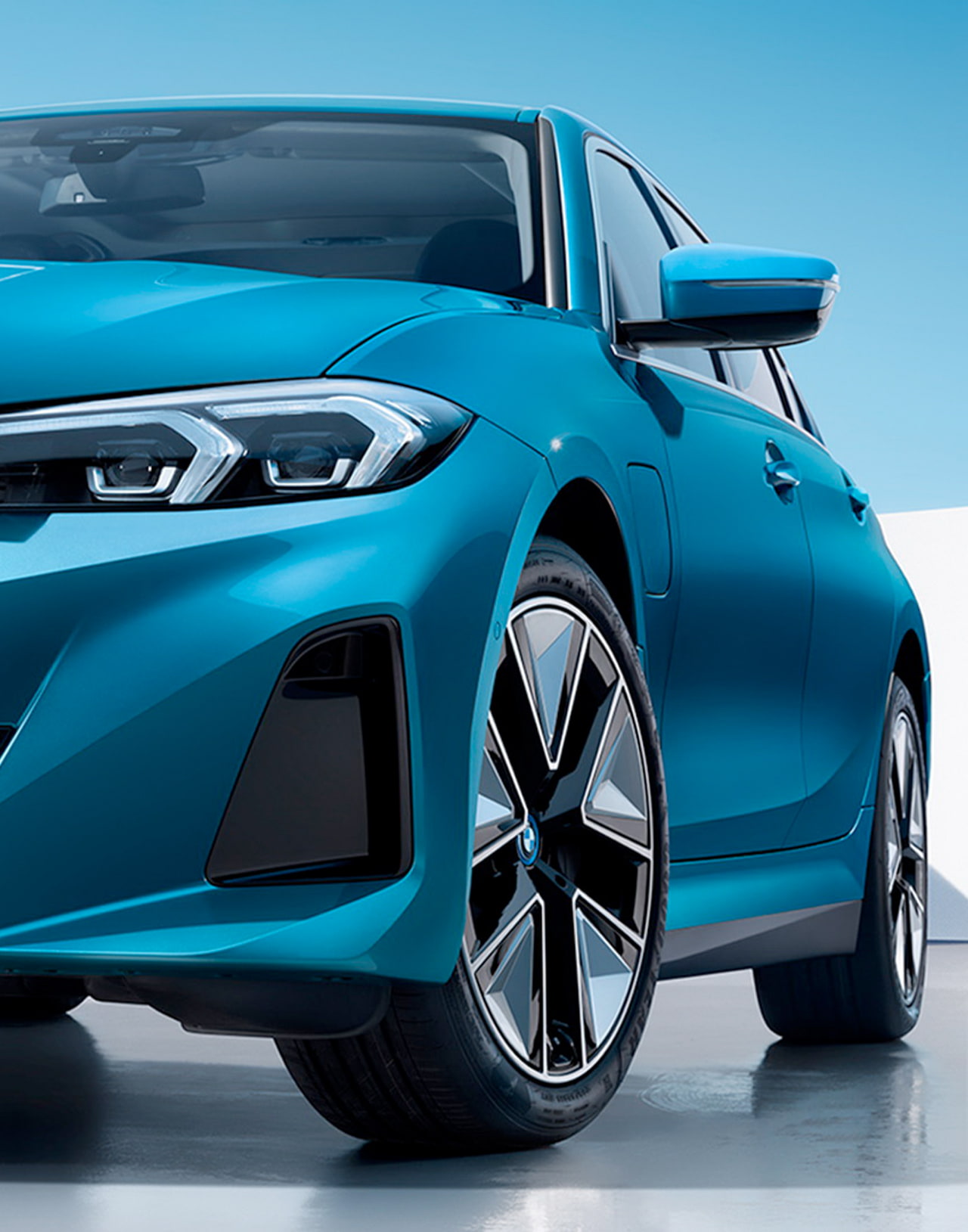 Передний вид BMW i3 eDrive 35L, демонстрирующий элегантный и современный дизайн