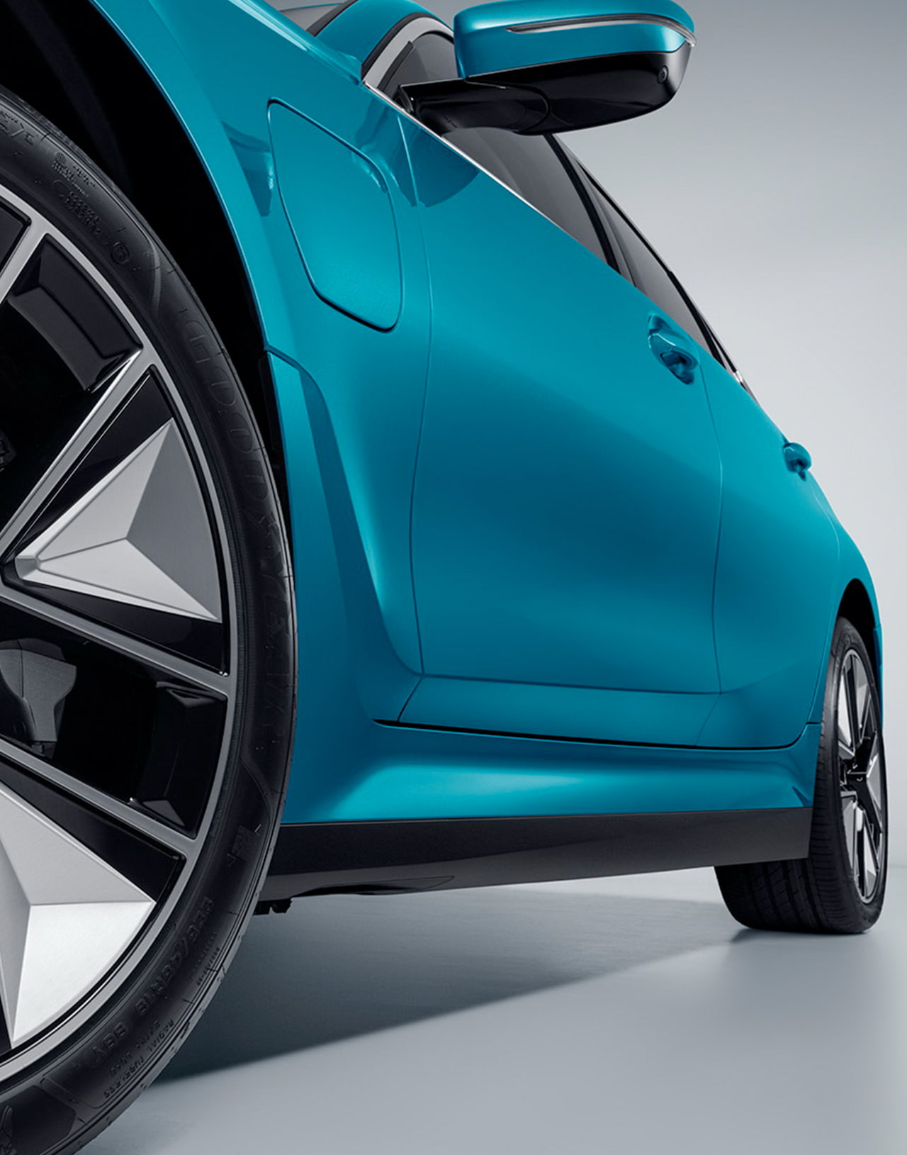 Вид снизу BMW i3 eDrive 35L, показывающий конструкцию и детали шасси