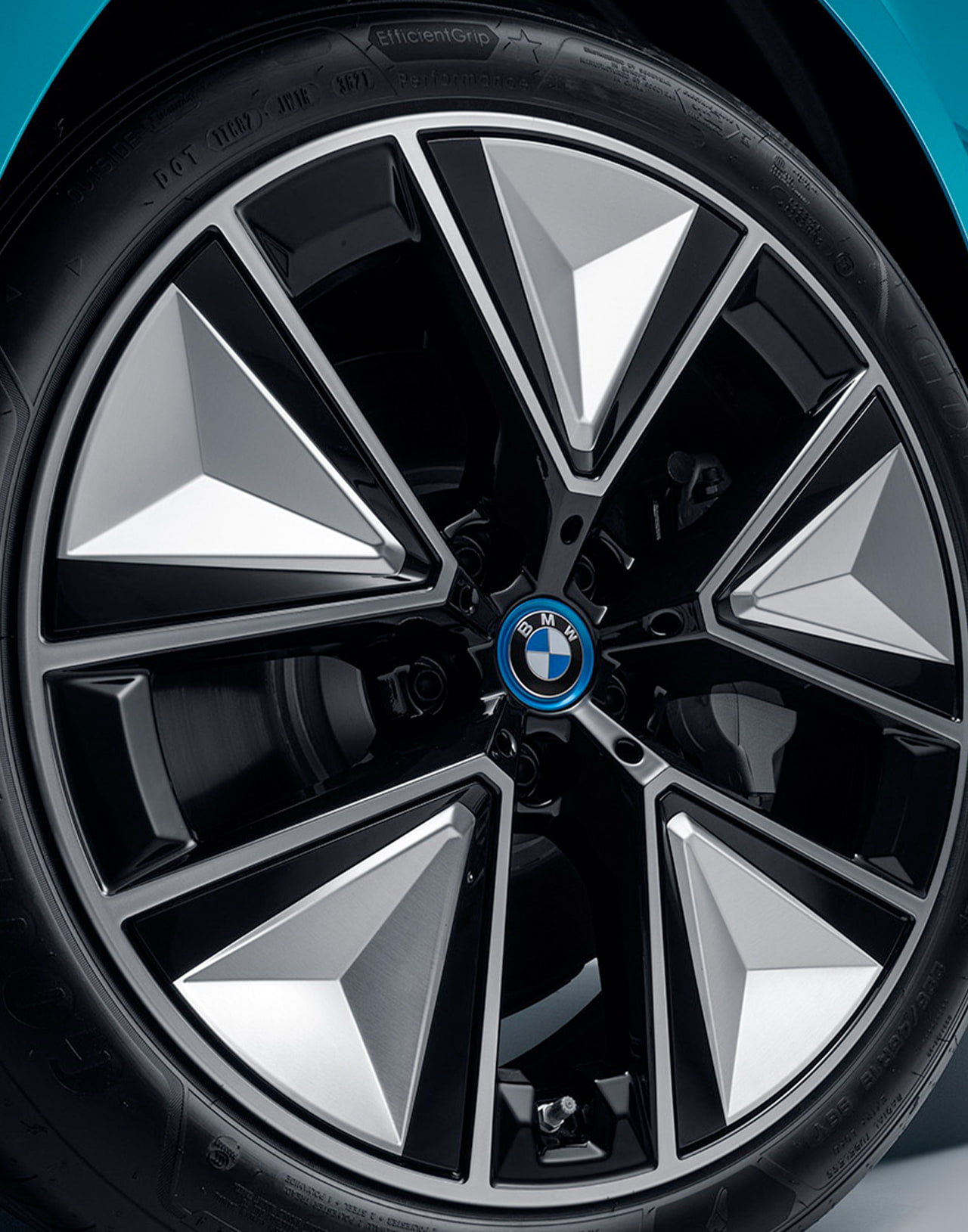 18-дюймовые колеса BMW i3 eDrive 35L, подчеркивающие спортивный стиль