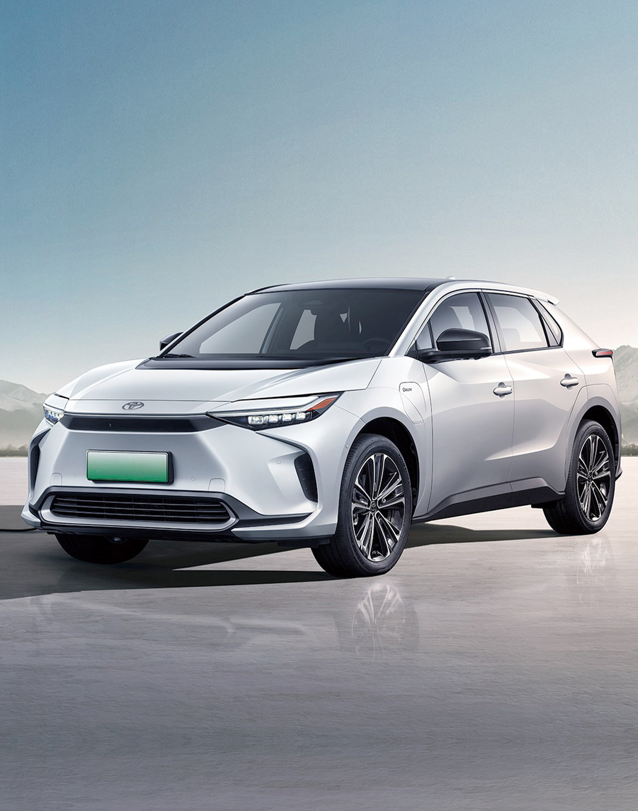 Передний вид Toyota bZ4X, демонстрирующий современный и аэродинамический дизайн