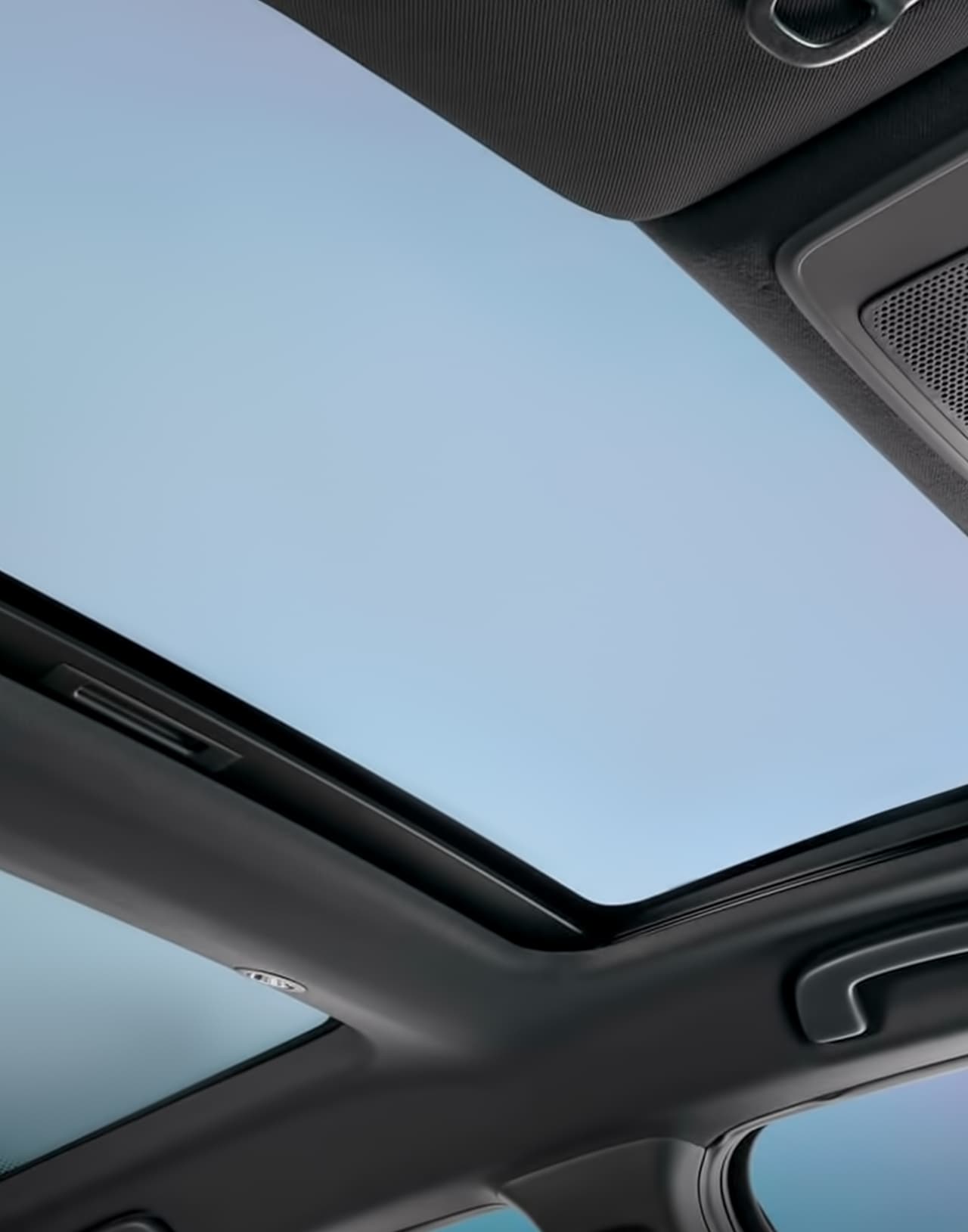 Панорамная крыша Honda e:Ns1 обеспечивающая ощущение простора и открытости