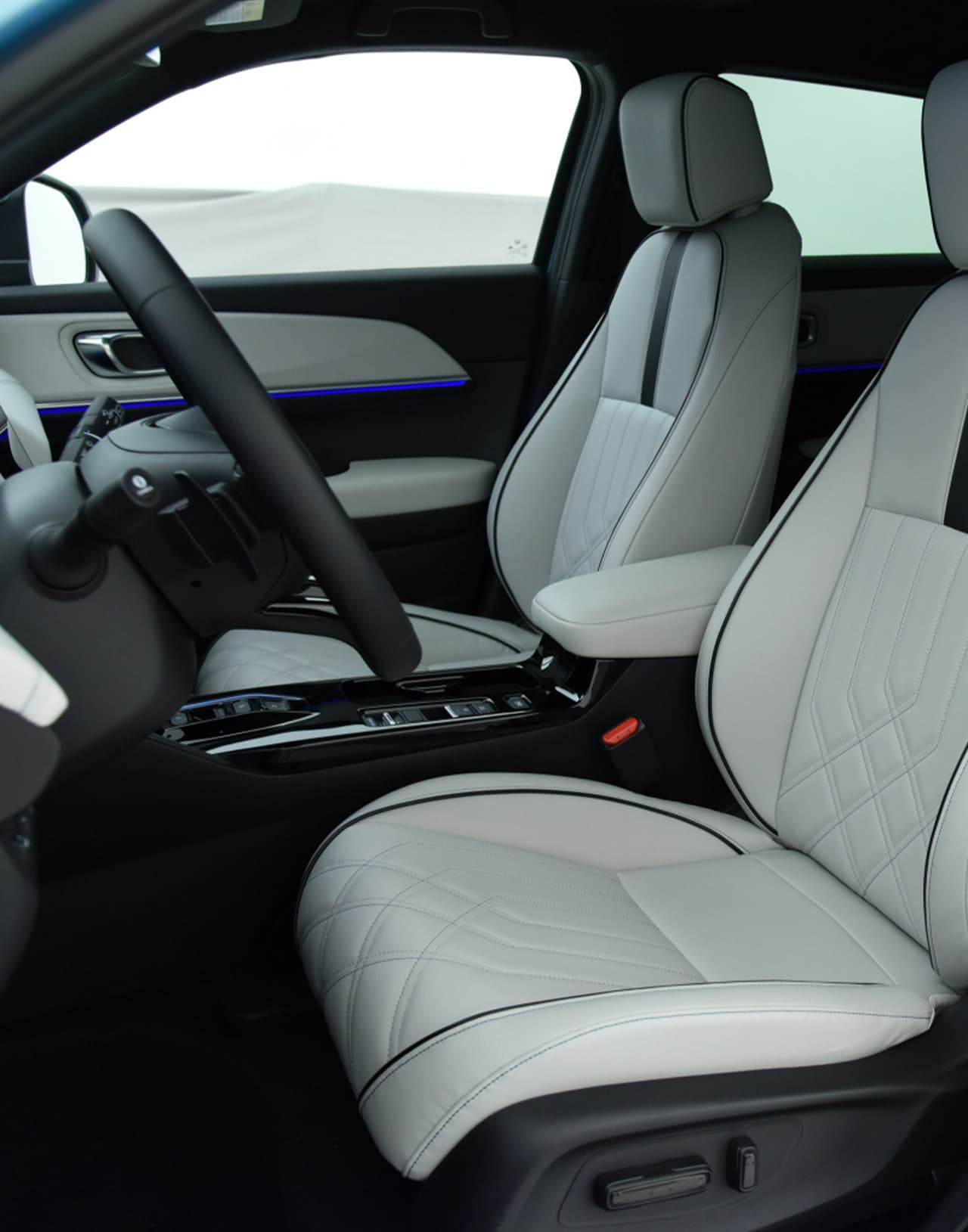 Белый салон Honda e:Ns1 с кожаными креслами