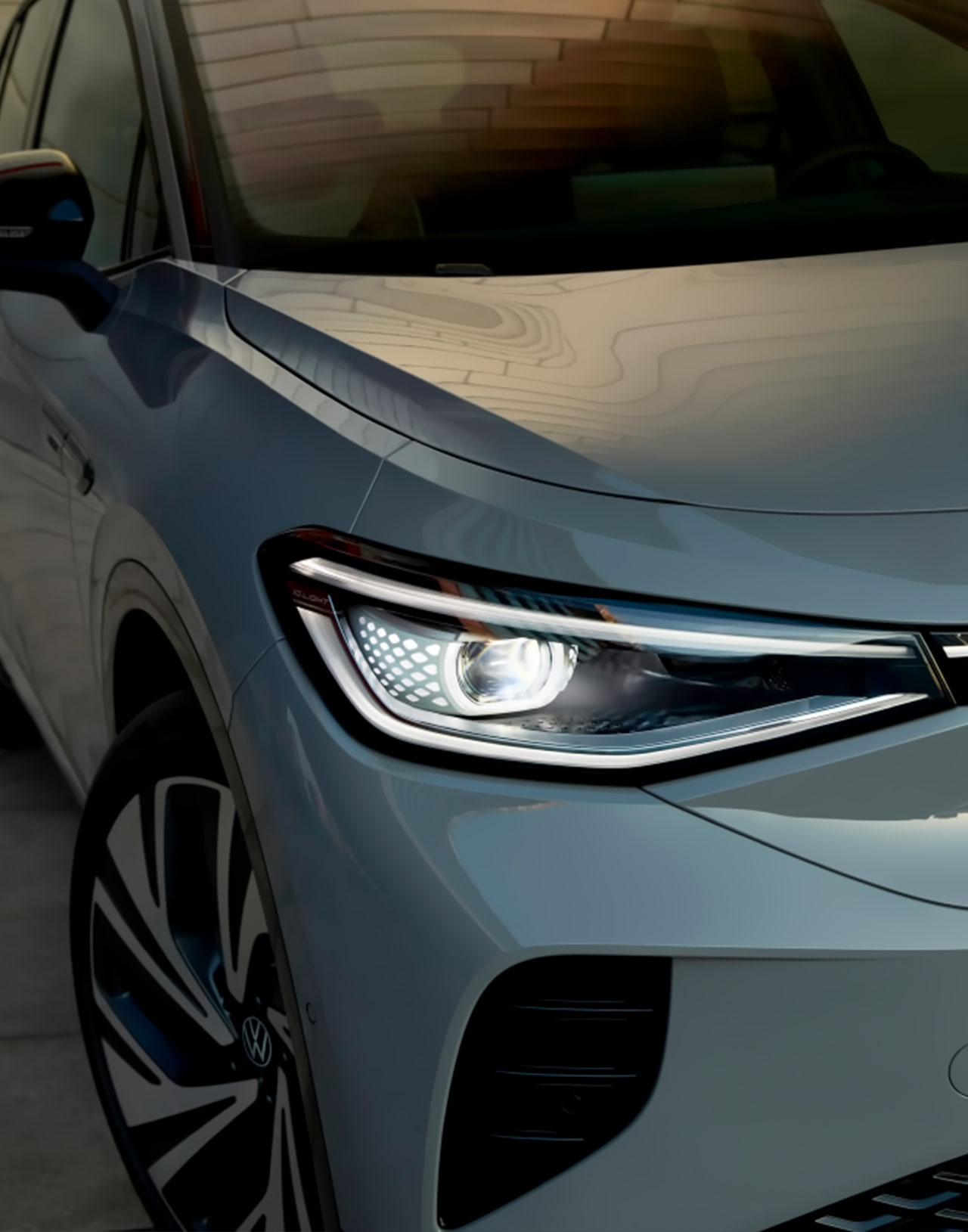 Фара Volkswagen ID.4 Pure+, демонстрирующая стильный и мощный свет