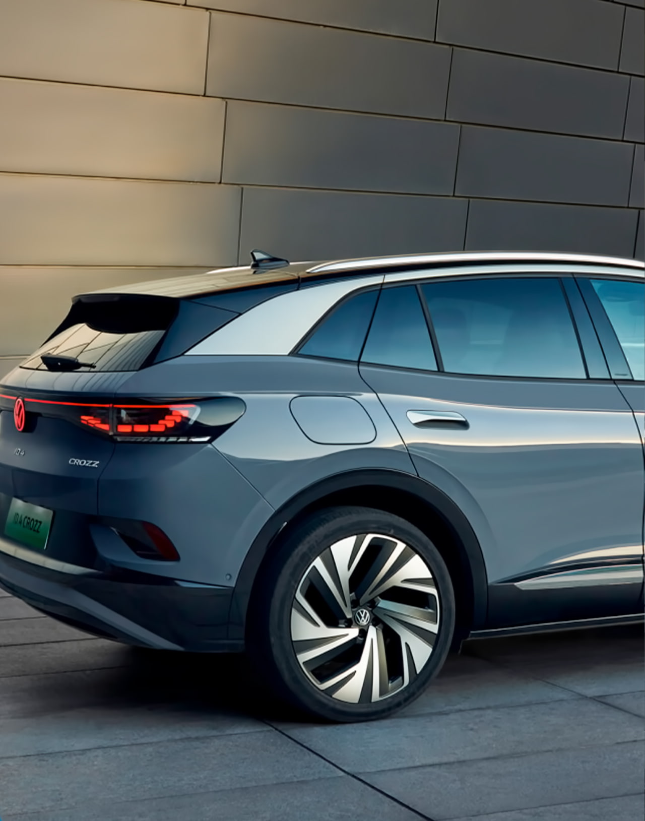 Вид сзади Volkswagen ID.4 Pure+, подчеркивающий современный и мощный дизайн