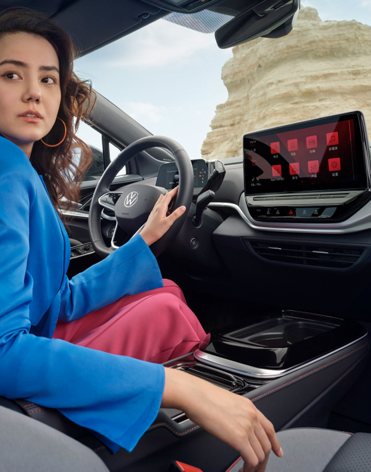 Девушка за рулём Volkswagen ID._4 Pure+, наслаждающаяся комфортом и управлением