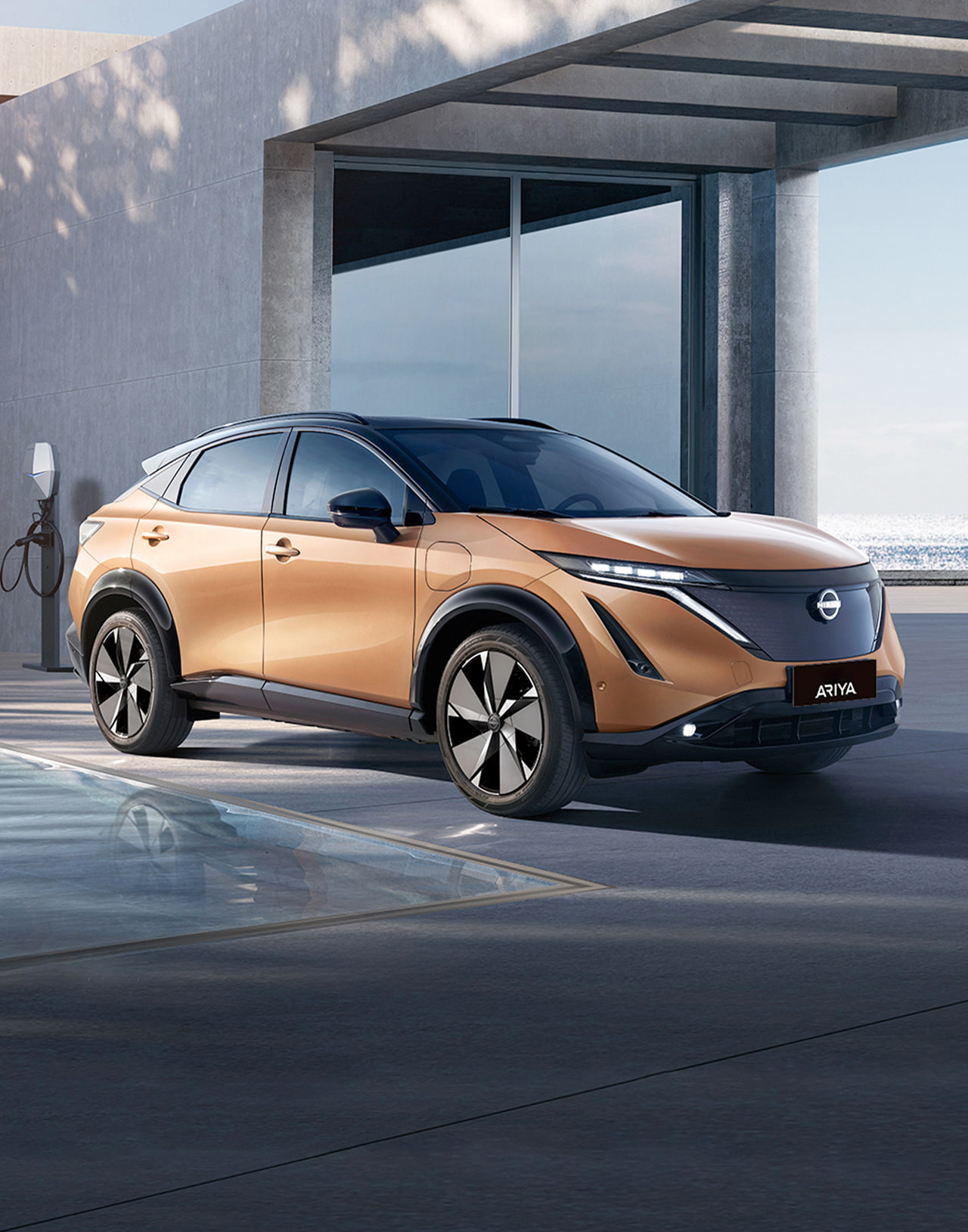 Nissan Ariya в золотом цвете, вид сбоку