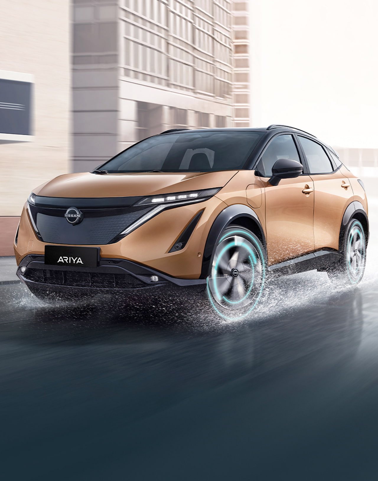 Nissan Ariya на дороге с брызгами из-под колес