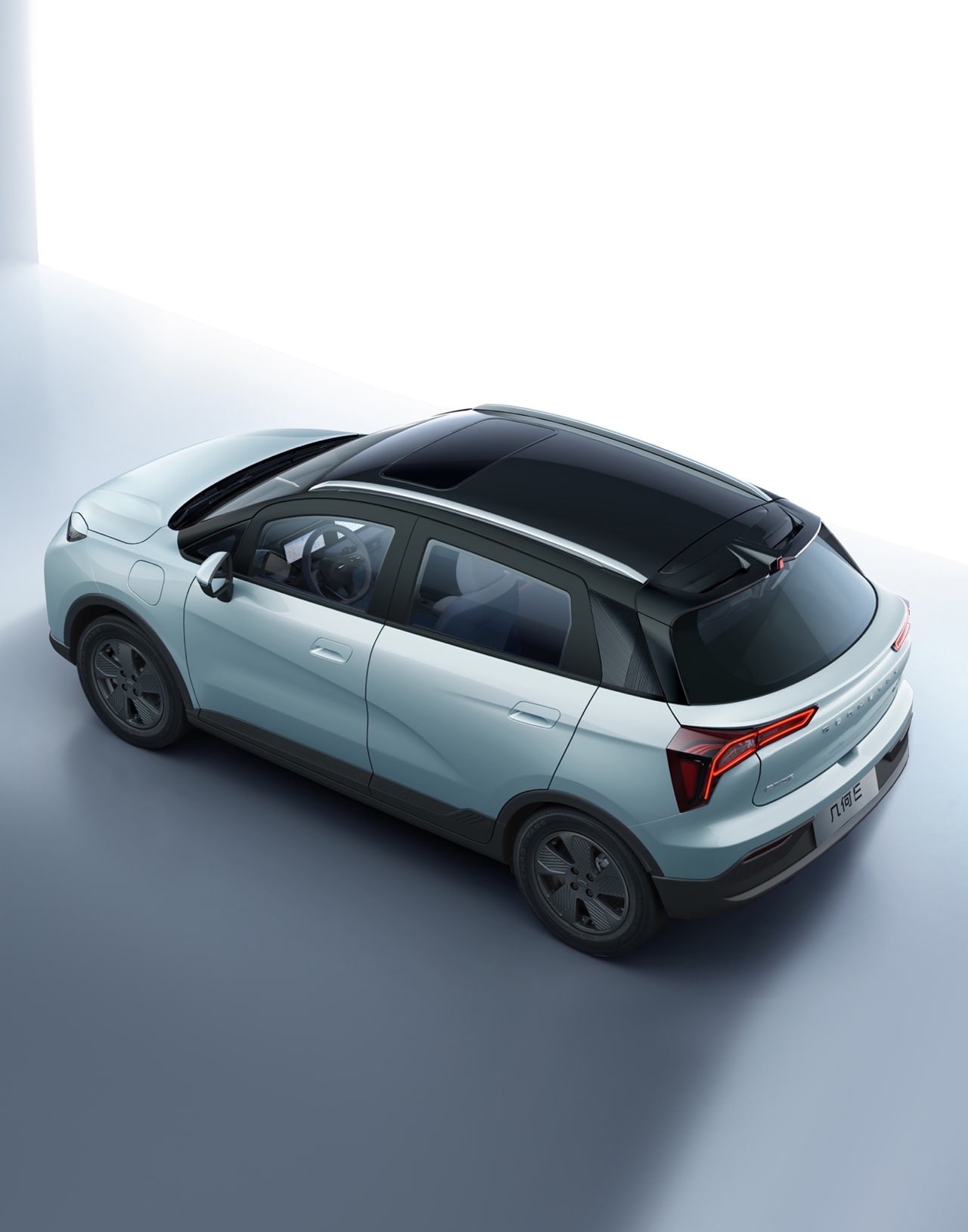 Вид сверху Geely Geometry E, демонстрирующий компактные размеры и стильный дизайн