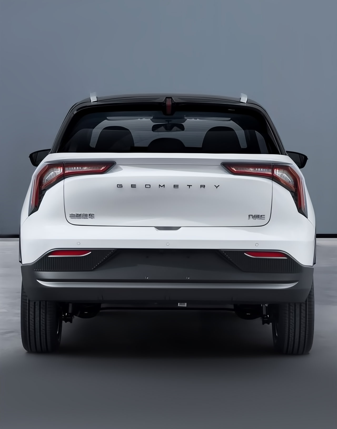 Вид сзади Geely Geometry E, подчеркивающий современный и мощный дизайн