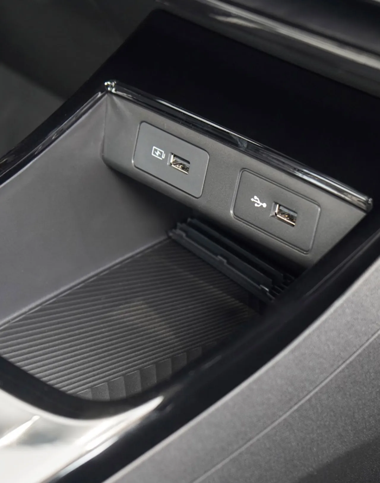 GEELY Geometry E Firefly — port de încărcare — ECOMOTION în Chișinău