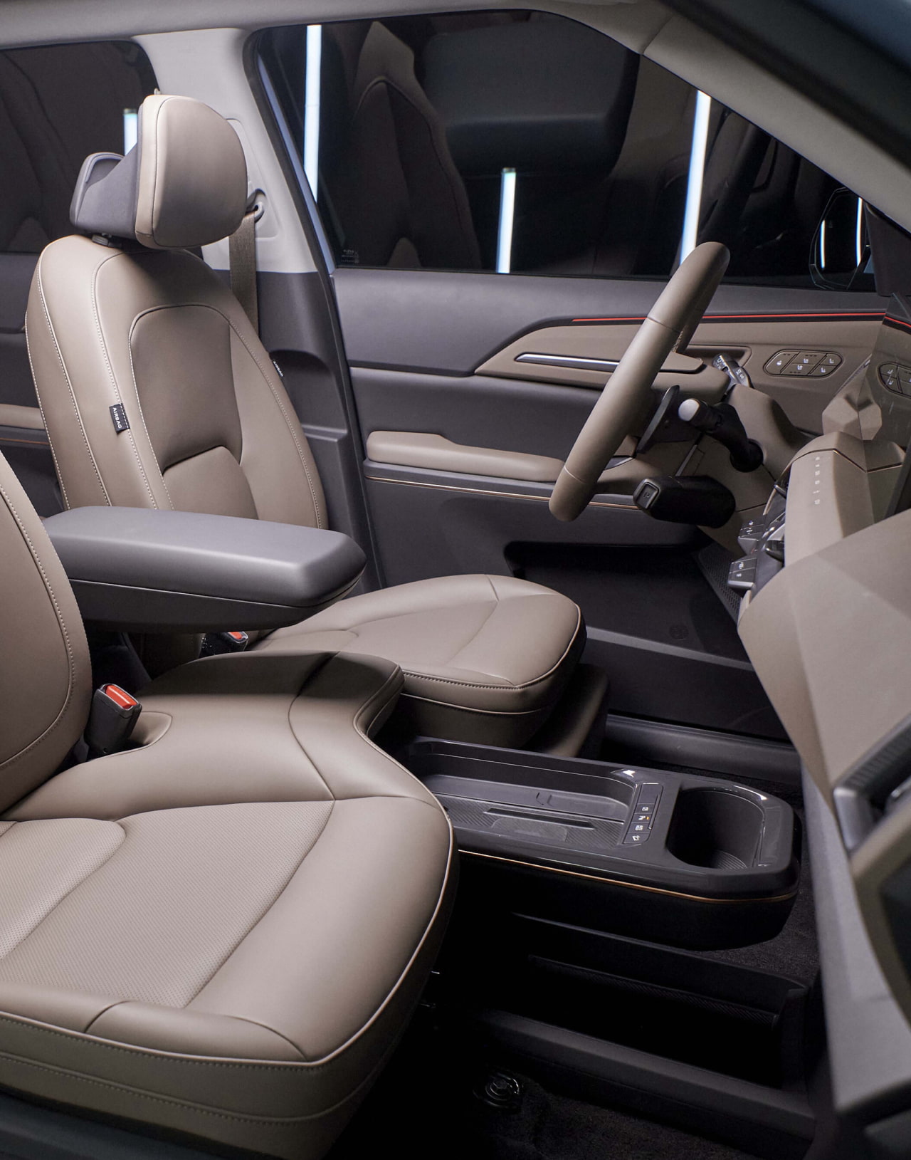 Передние сиденья KIA EV5 Land, обеспечивающие комфорт и поддержку