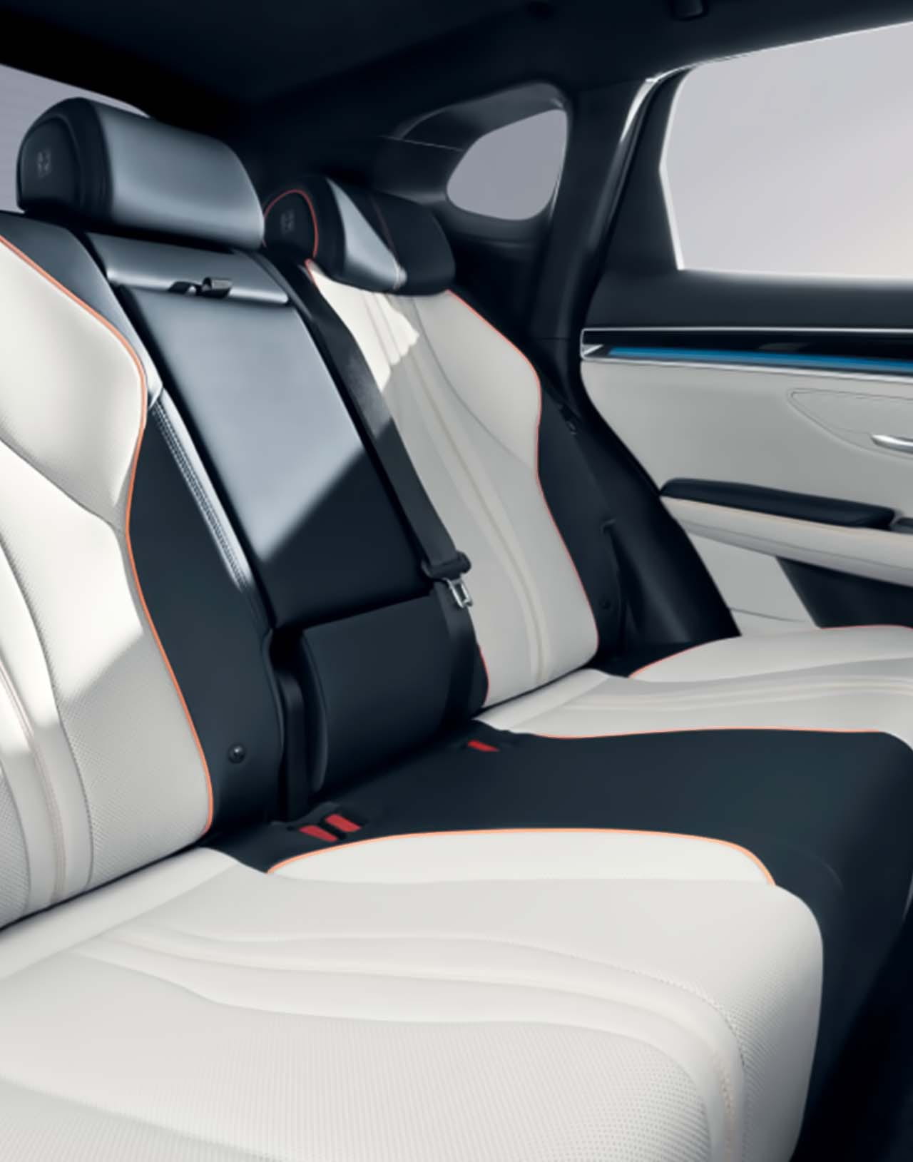 Задние сиденья с кожаной отделкой в BYD Song Plus DM-i 110KM