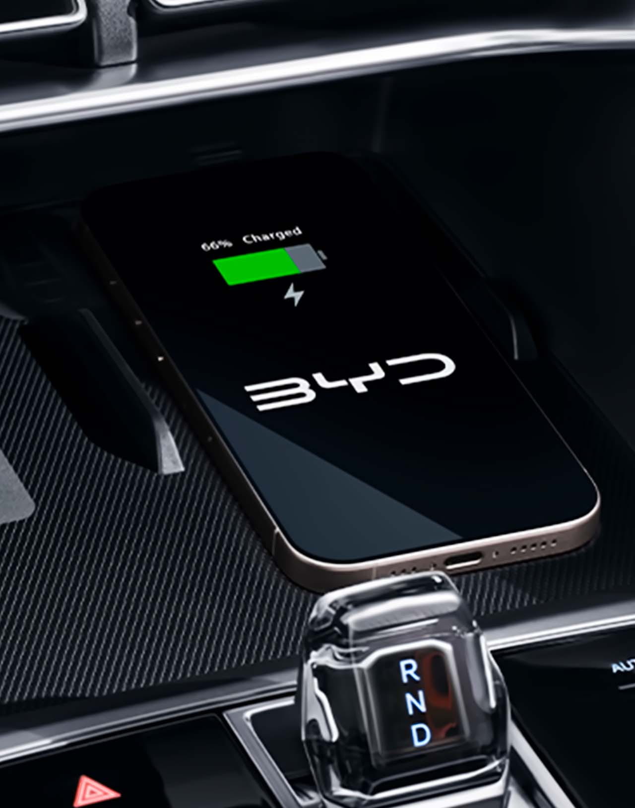 Беспроводная зарядка смартфона в BYD Song Plus DM-i 110KM