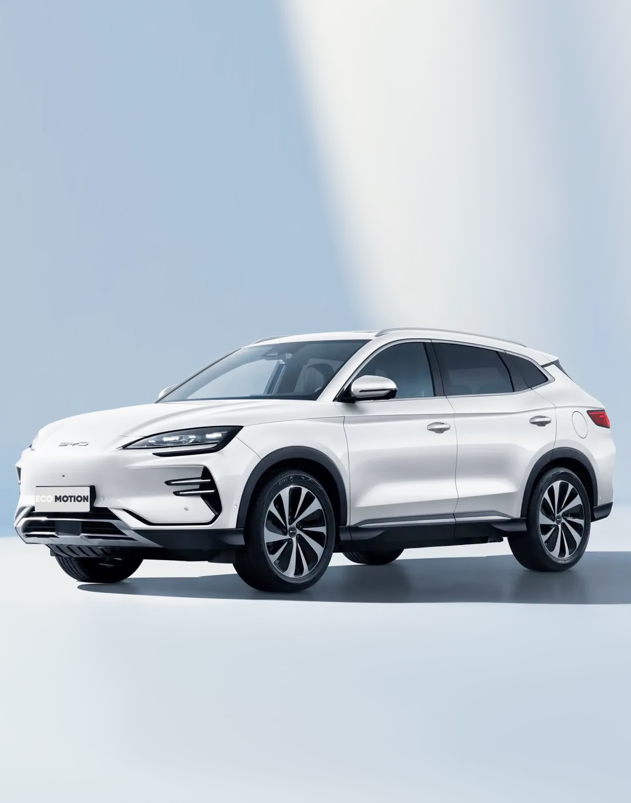 Белый электромобиль BYD Song Plus HONOR Edition 2024 с динамичным дизайном