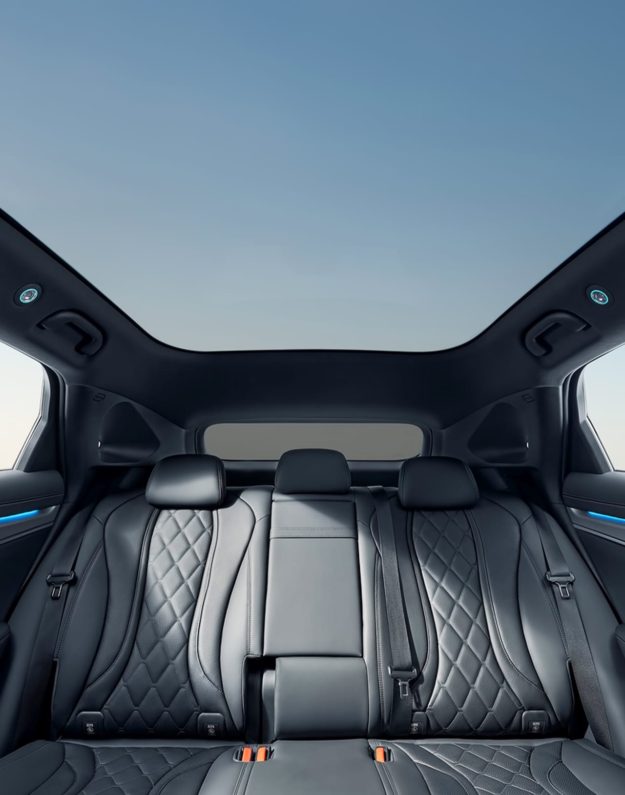Задние сидения BYD Sea Lion 07EV с панорамной крышей