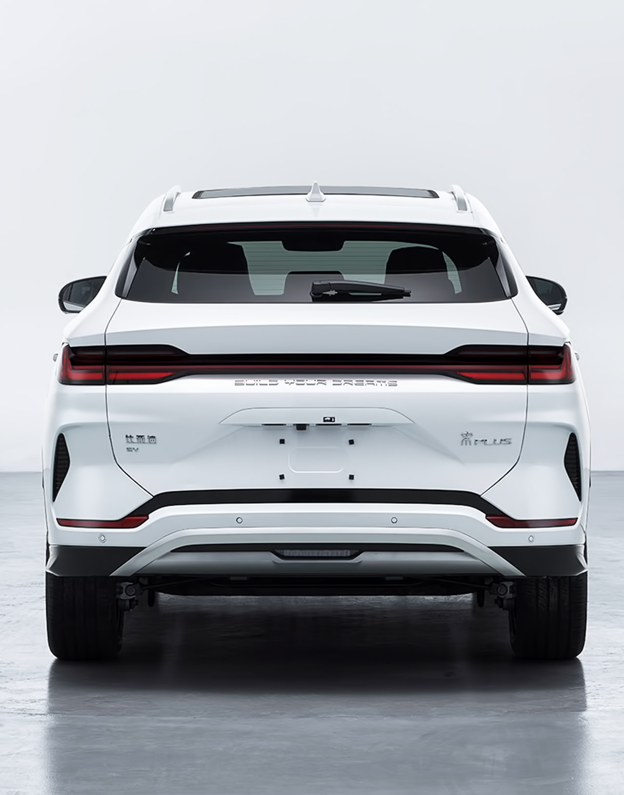 Задняя часть BYD Song Plus HONOR Edition 2024 с монофарами и современным дизайном