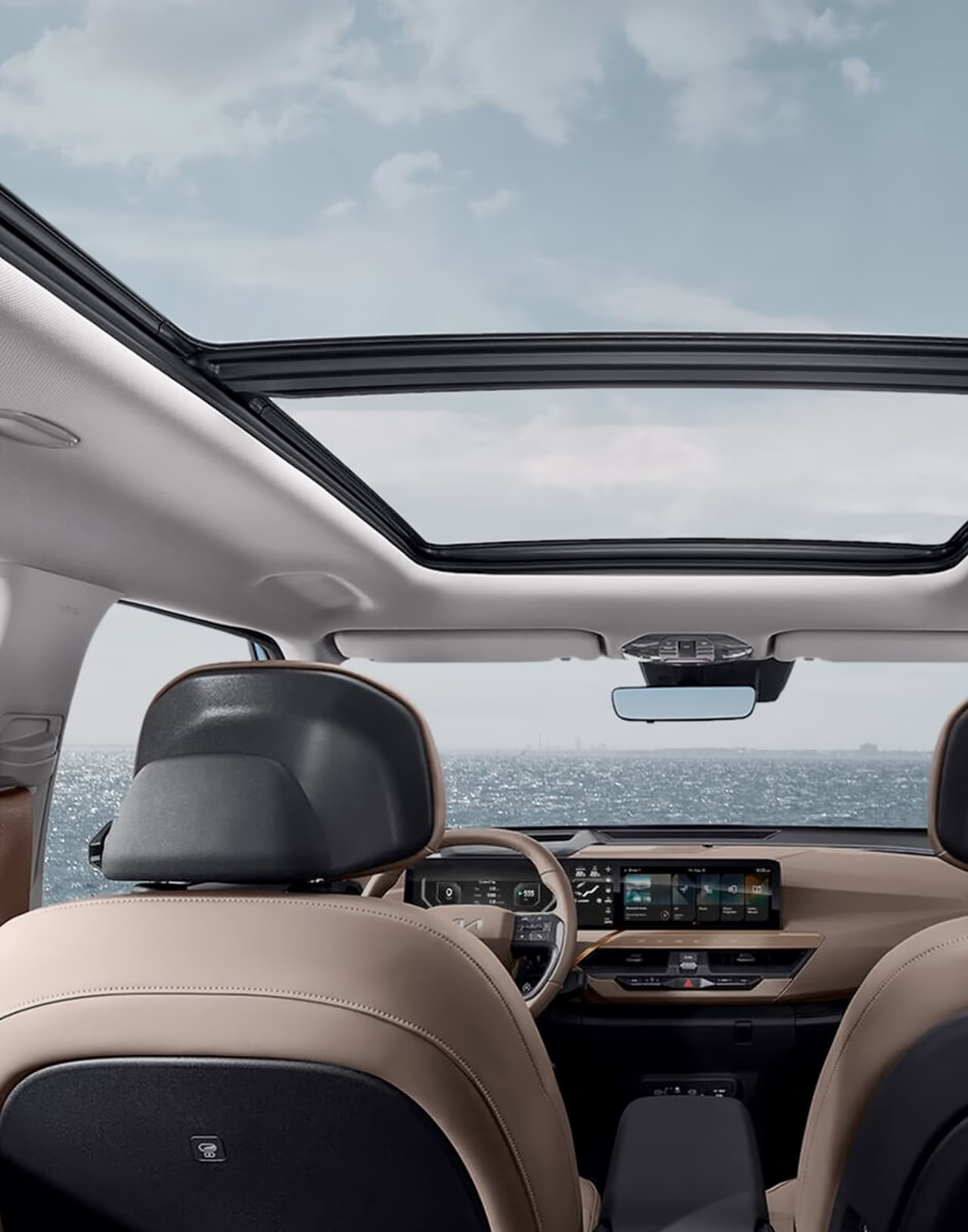 Kia EV5 530 Light в Молдове – вид салона с акцентом на передние сидения, руль и просторную панорамную крышу.