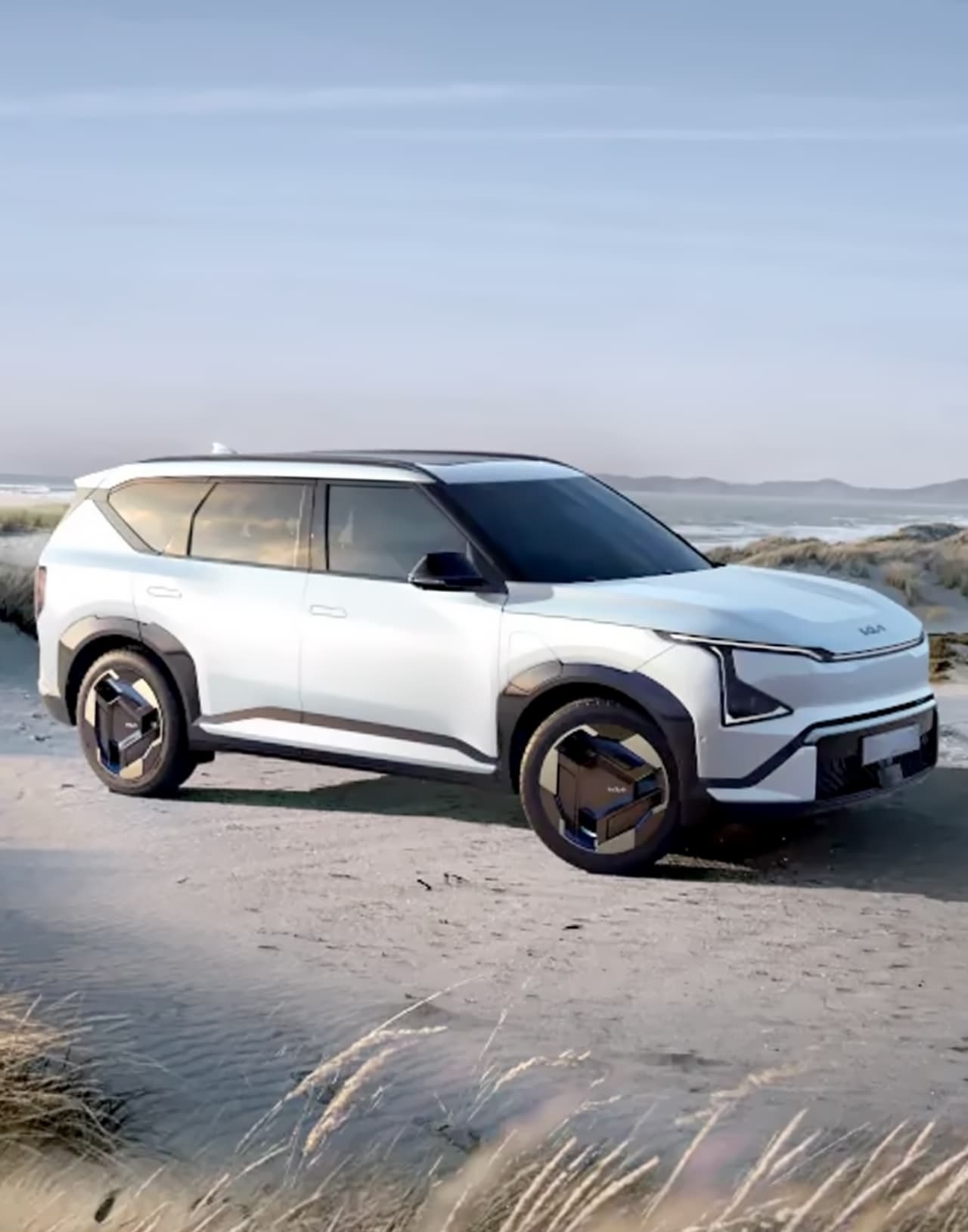 Kia EV5 530 Light в Молдове – общий вид сбоку, подчёркивающий аэродинамичный дизайн, стильные колёса и большие окна.