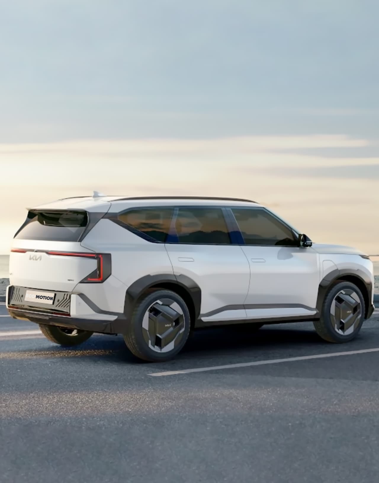 Электромобиль Kia EV5 530 Light в Молдове – элегантный вид сзади сбоку с акцентом на вместительный багажник.