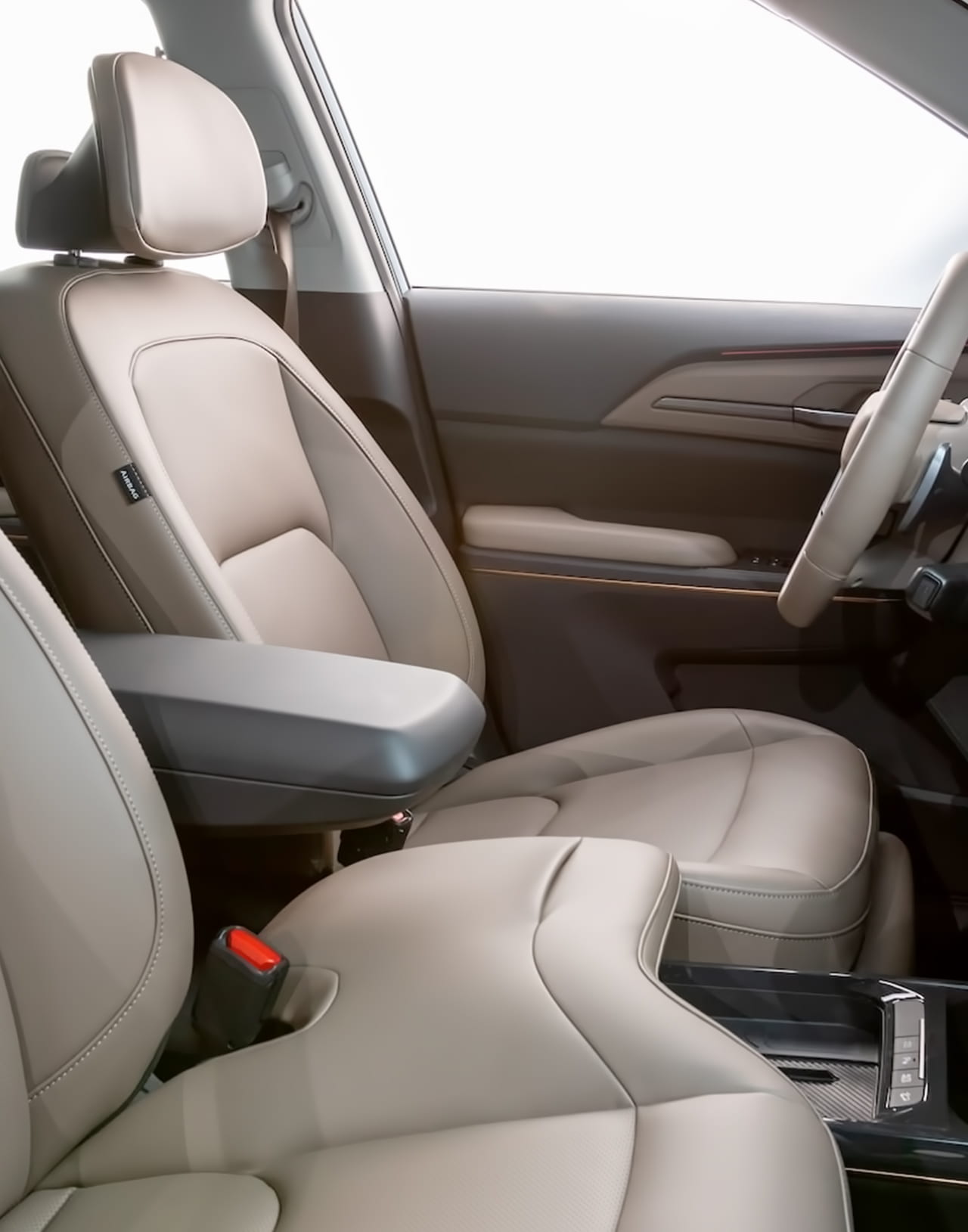 Сиденья Kia EV5 530 Air с современным дизайном и функцией подогрева, предлагающие отличную эргономику и удобство для водителя и пассажиров.