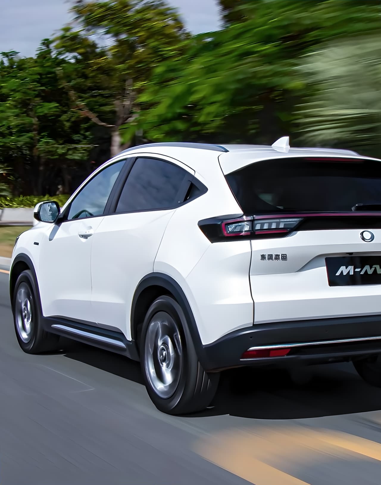 Электромобиль Honda M-NV, боковой вид, белый цвет, современный кроссовер с удобным багажником в Молдове.