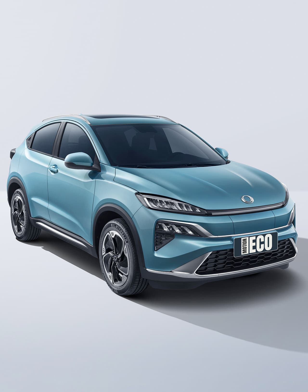 Honda M-NV, вид спереди, белый цвет, электрический кроссовер с яркими фарами и стильными колесами в Молдове.