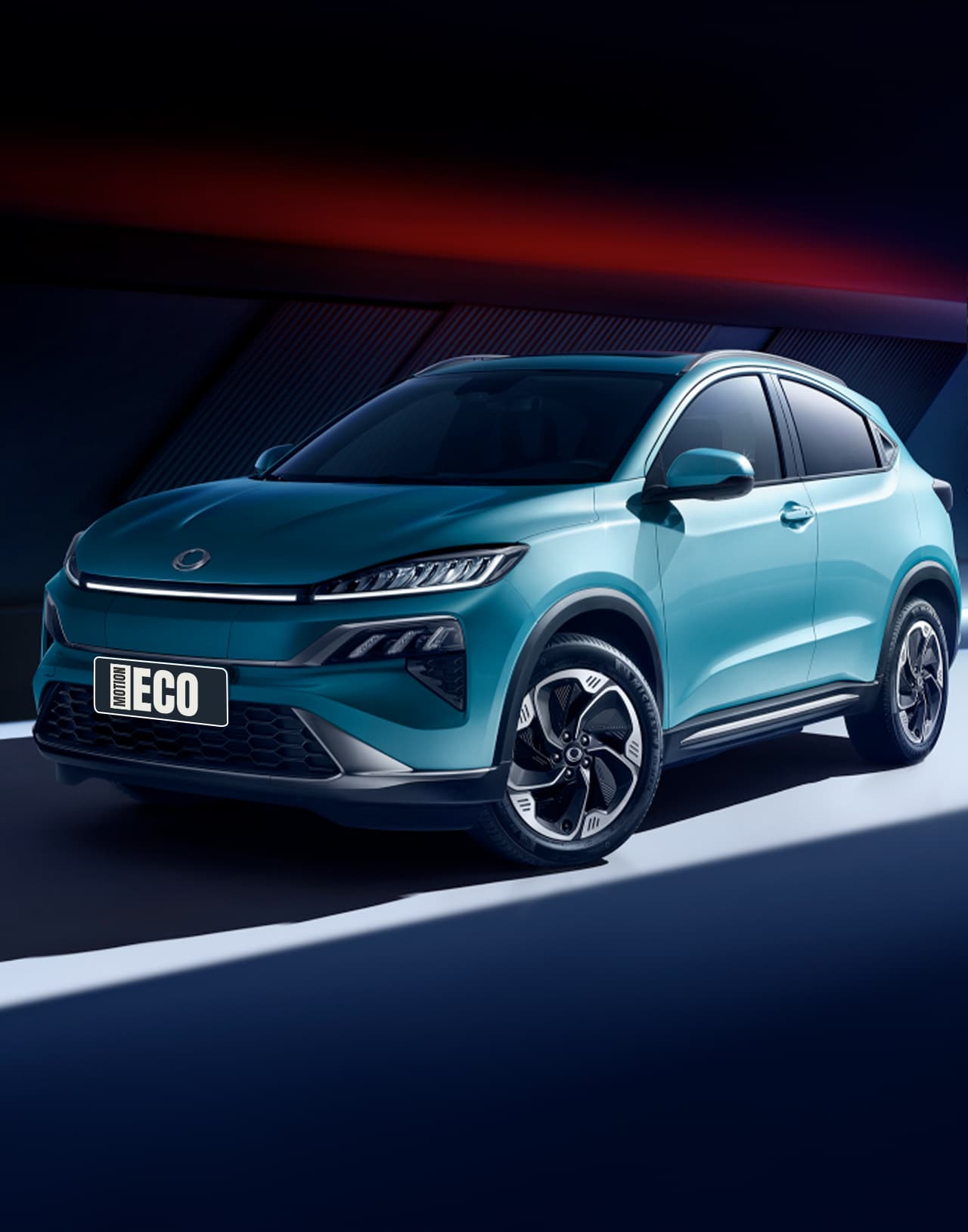 Электрический кроссовер Honda M-NV, вид спереди, белый кузов, колёса и светодиодные фары.