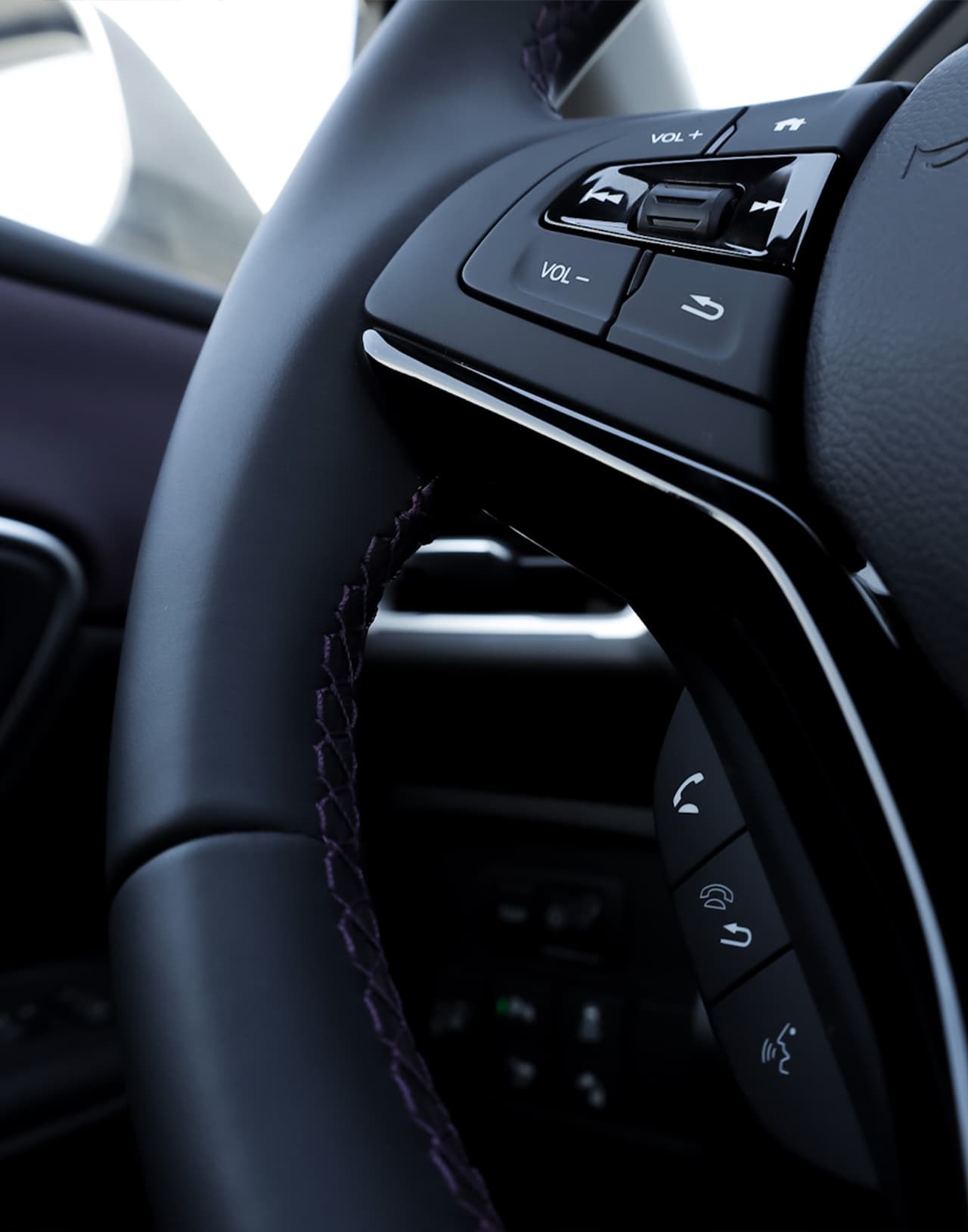 Детали руля Honda M-NV, вид на элементы управления и текстурированную отделку.