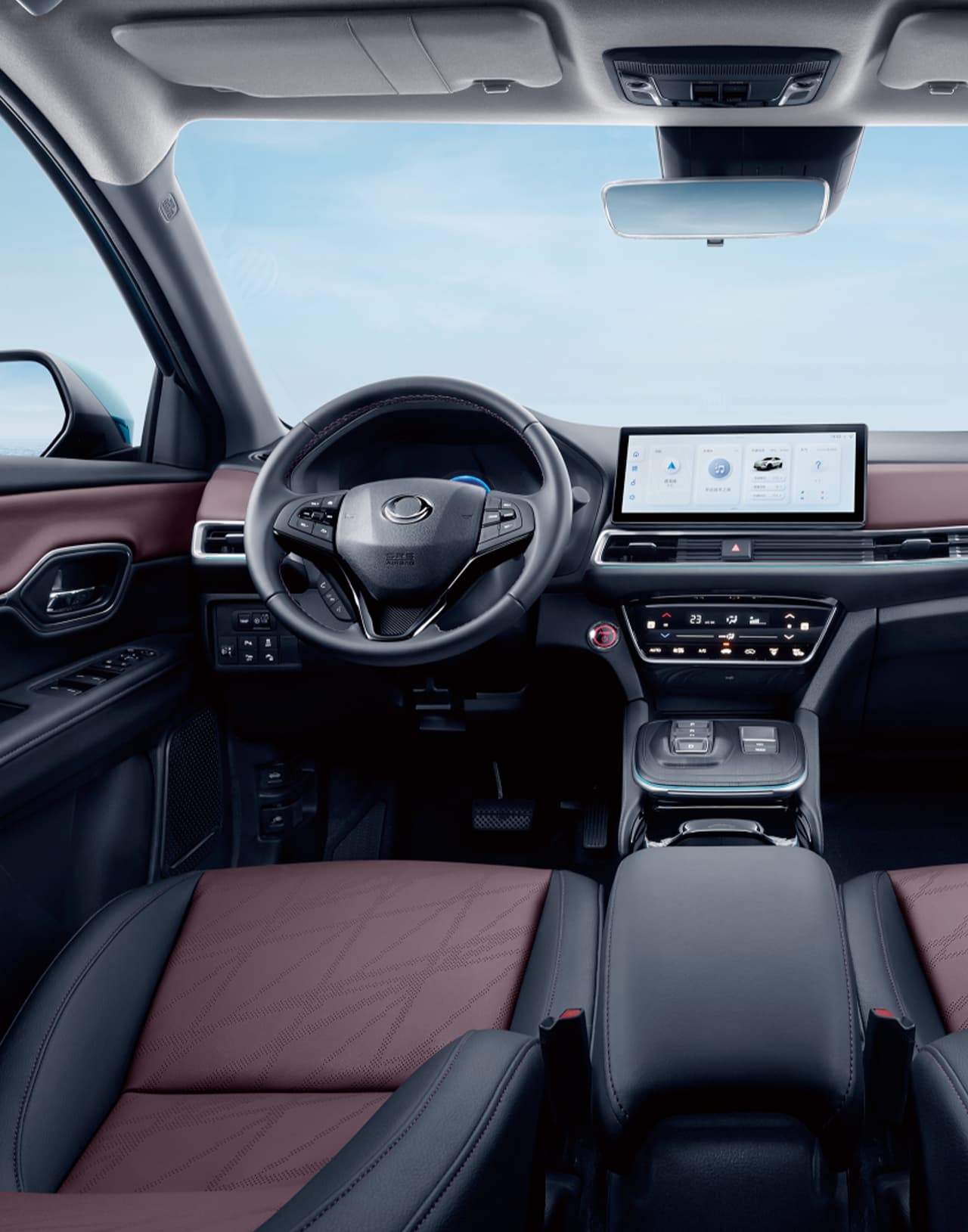 Honda M-NV, вид на руль, переднее сидение и центральный LED-экран, электрический кроссовер в белом цвете.