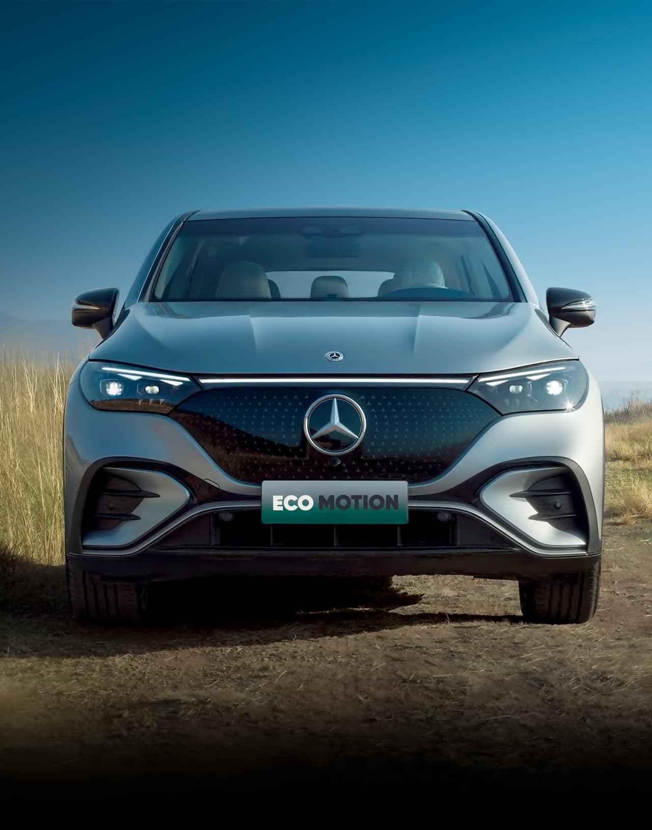 Вид спереди Mercedes EQE SUV серого цвета