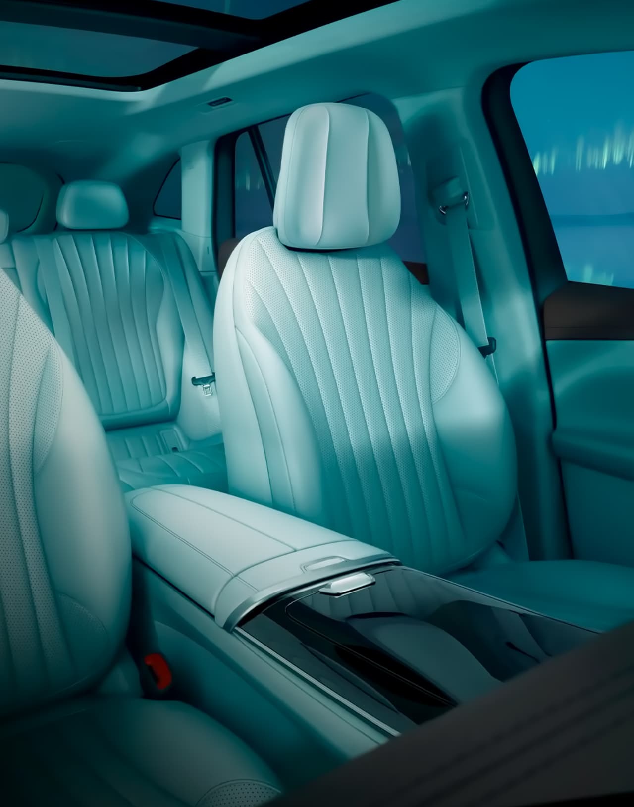 Салон Mercedes EQE SUV с белыми сиденьями и современными деталями в Молдове.