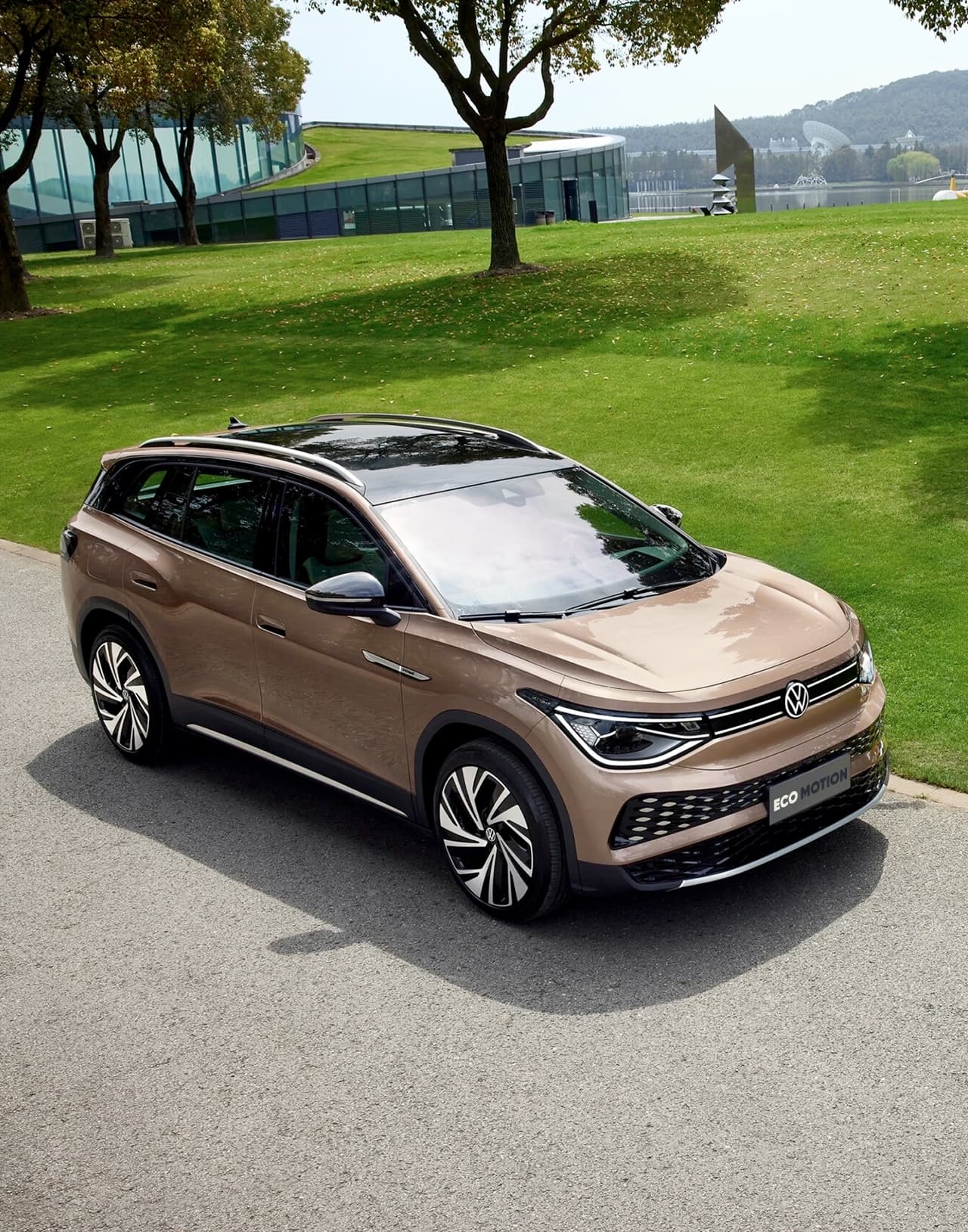 Электрический кроссовер VW ID.6 CROZZ Pro, вид сбоку. Стильный силуэт, большие колёса и изящные линии кузова подчёркивают современный дизайн автомобиля.