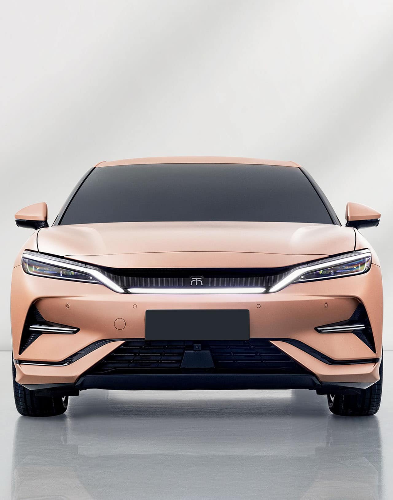 BYD SONG L 4WD Edition - передний вид на фары и лобовое стекло золотого кроссовера в Молдове