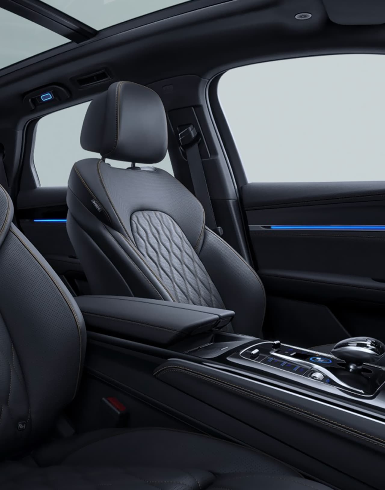 BYD TANG EV 4WD - вид на черные передние сидения в современном интерьере электромобиля в Молдове