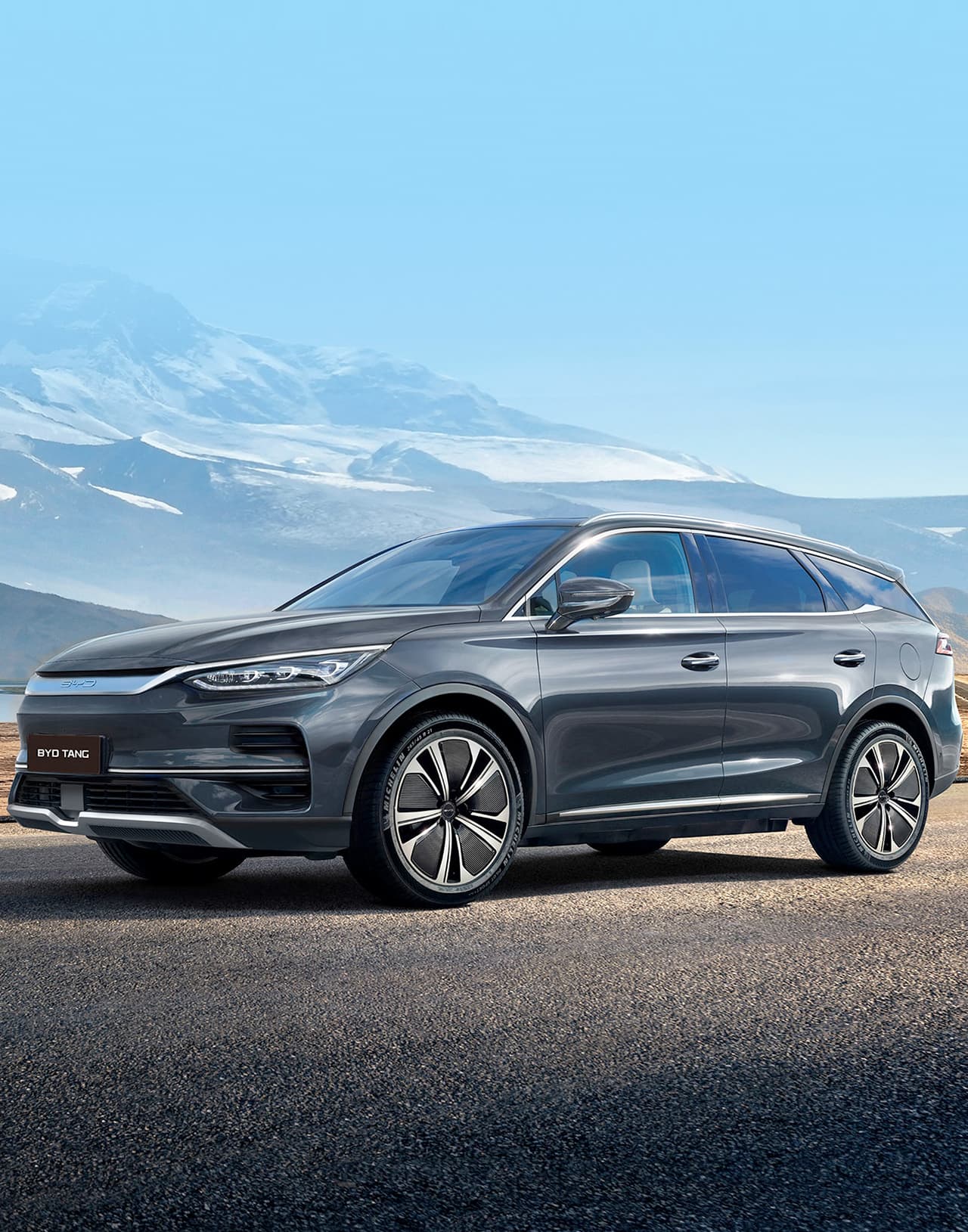 BYD TANG EV 4WD - общий вид спереди на фары и лобовое стекло черного электромобиля в Молдове