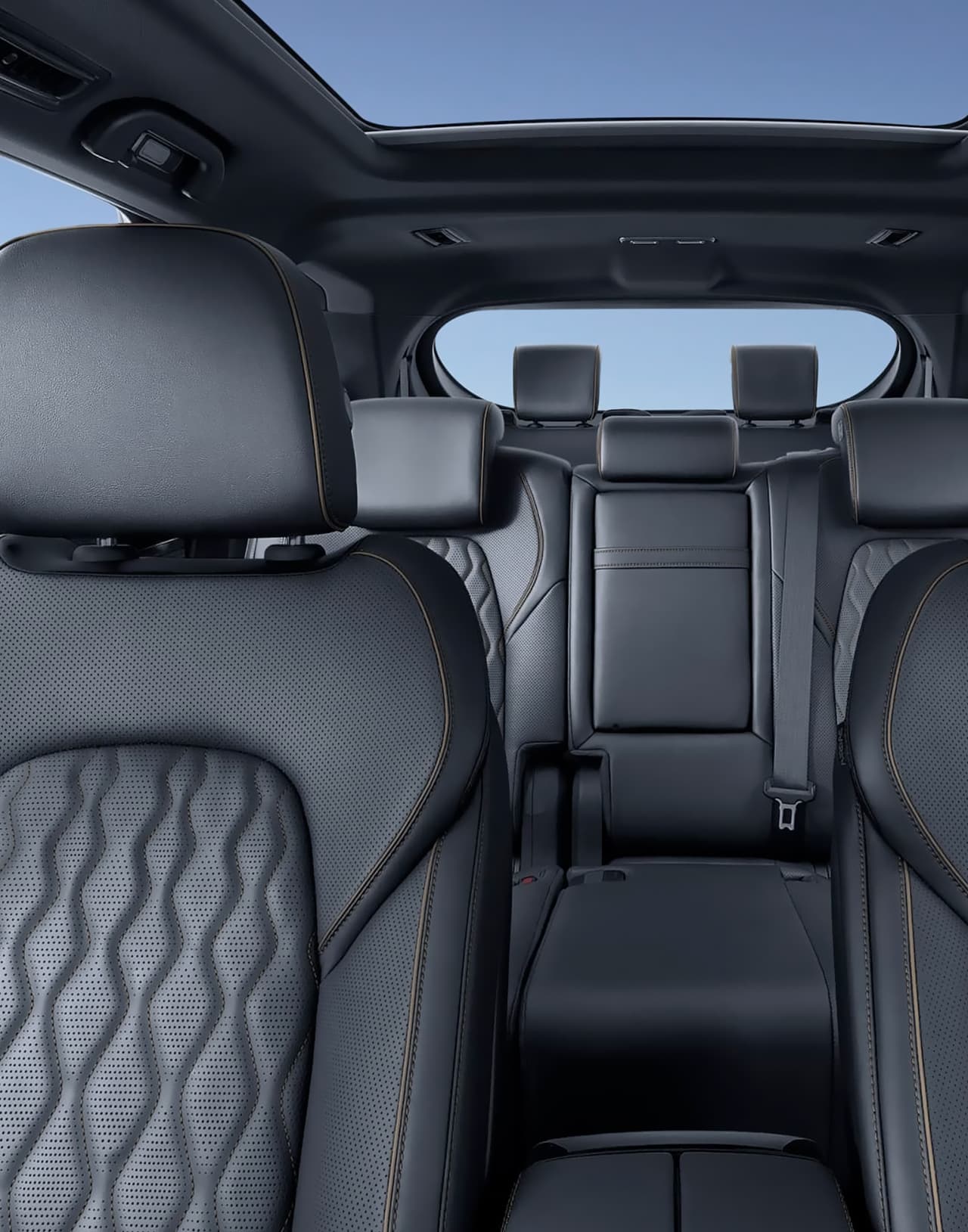 BYD TANG EV 4WD - вид на черные задние сидения в современном интерьере электромобиля в Молдове
