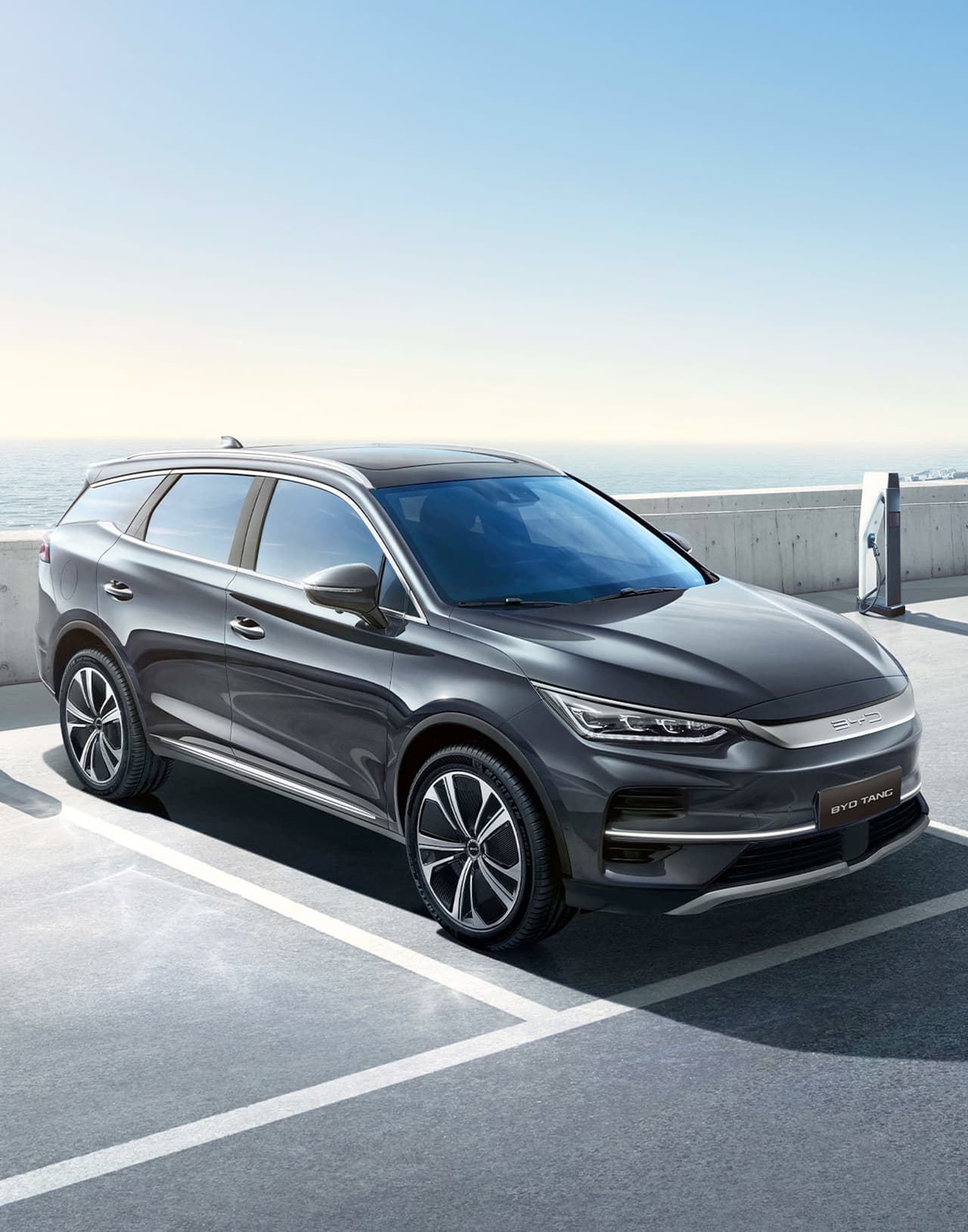 BYD TANG EV 4WD - общий вид сверху сзади черного электромобиля в Молдове