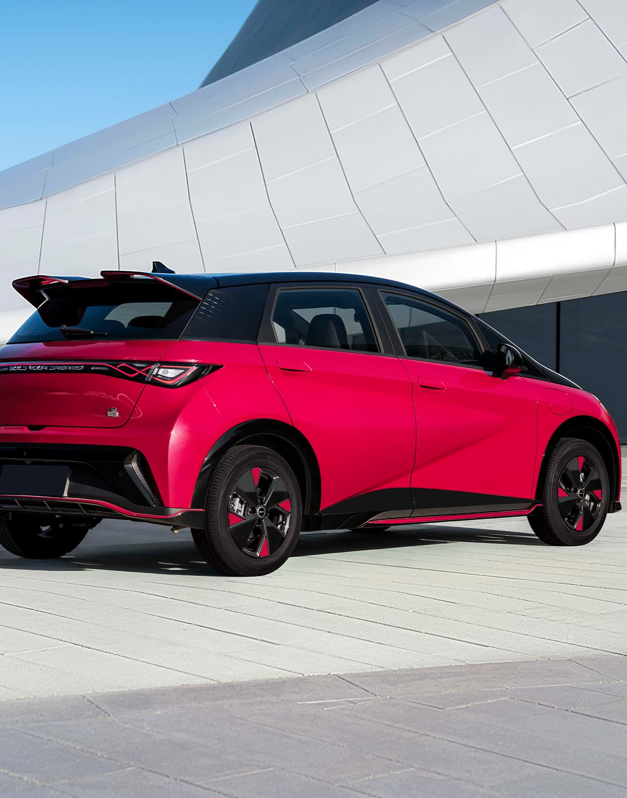 BYD Dolphin - боковой и задний вид красного электромобиля в Молдове