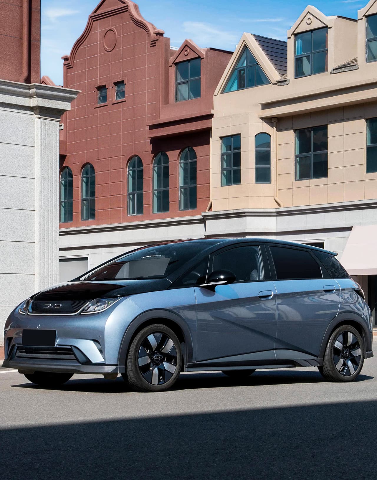 BYD Dolphin - синий электромобиль на дороге в Молдове