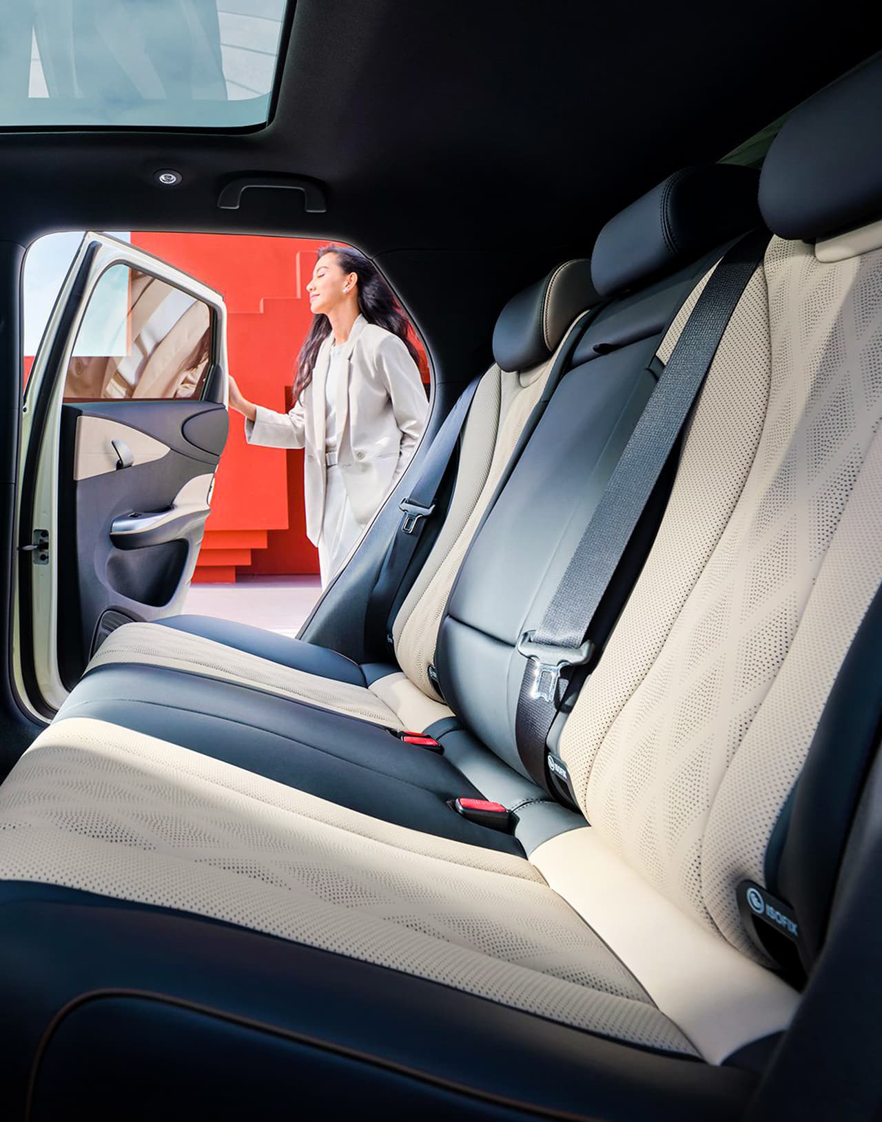 BYD Dolphin - задние сидения компактного электромобиля в Молдове