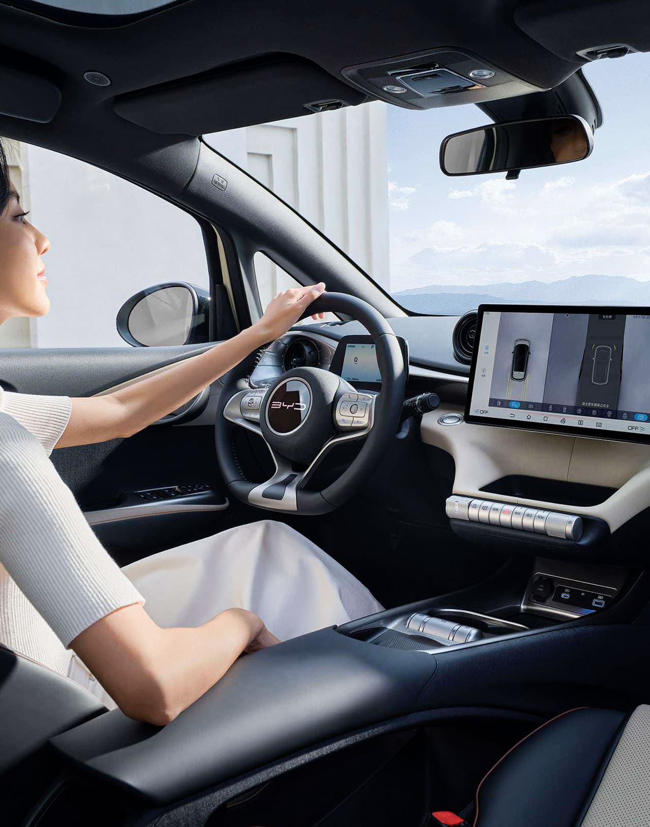 BYD Dolphin оснащен современной панелью управления с интуитивно понятной компоновкой.