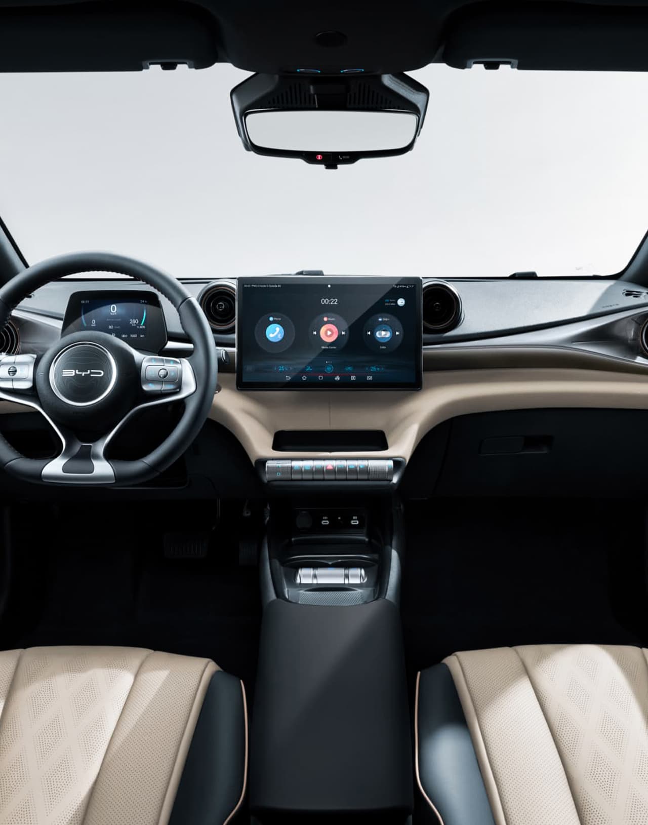 BYD Dolphin - интерьер с передними сиденьями и рулем компактного электромобиля в Молдове