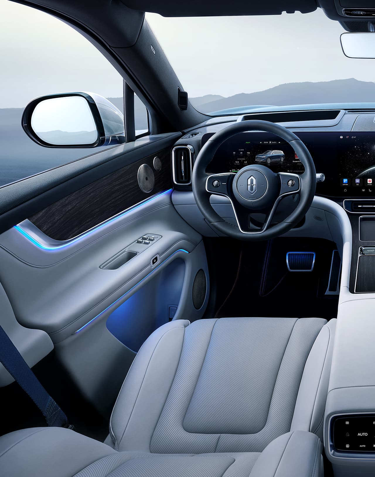 Huawei AITO M9 PHEV - вид на интерьер и руль гибридного кроссовера в Молдове