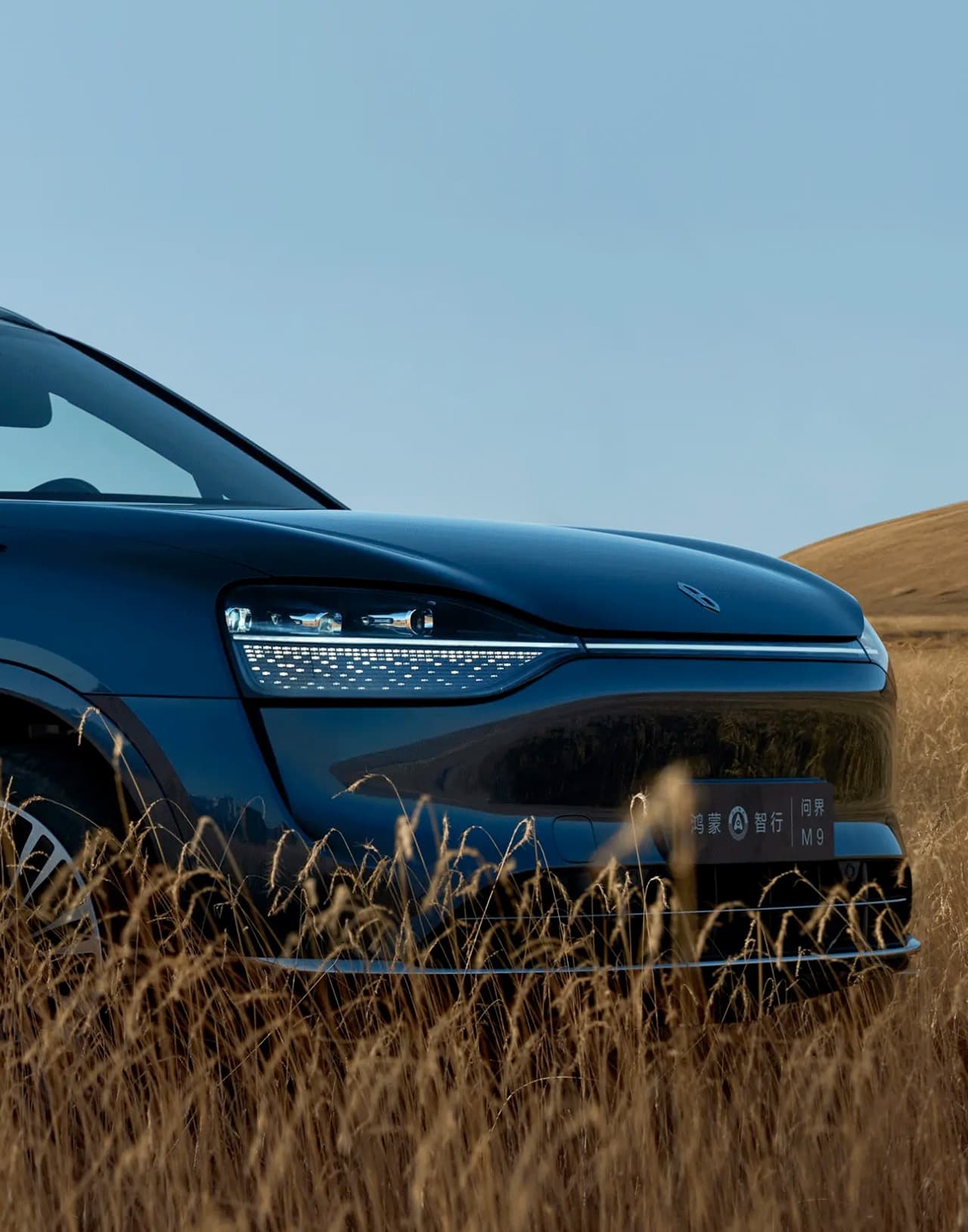 Huawei AITO M9 PHEV - вид на бампер и фару гибридного кроссовера в Молдове
