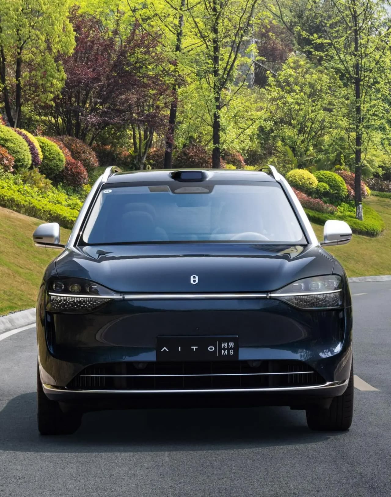 Huawei AITO M9 PHEV - общий вид спереди гибридного кроссовера в Молдове