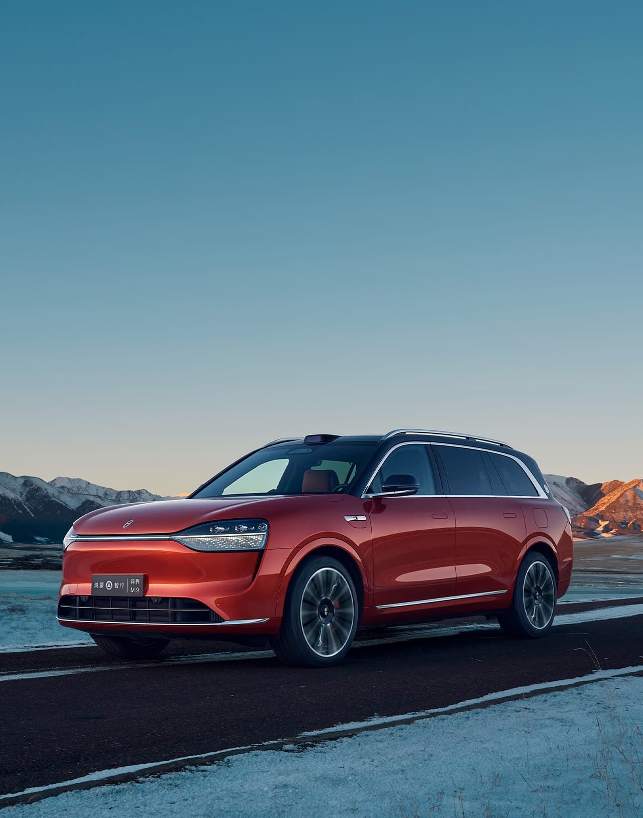 Huawei AITO M9 PHEV - общий вид спереди на кузов в красном цвете гибридного кроссовера в Молдове