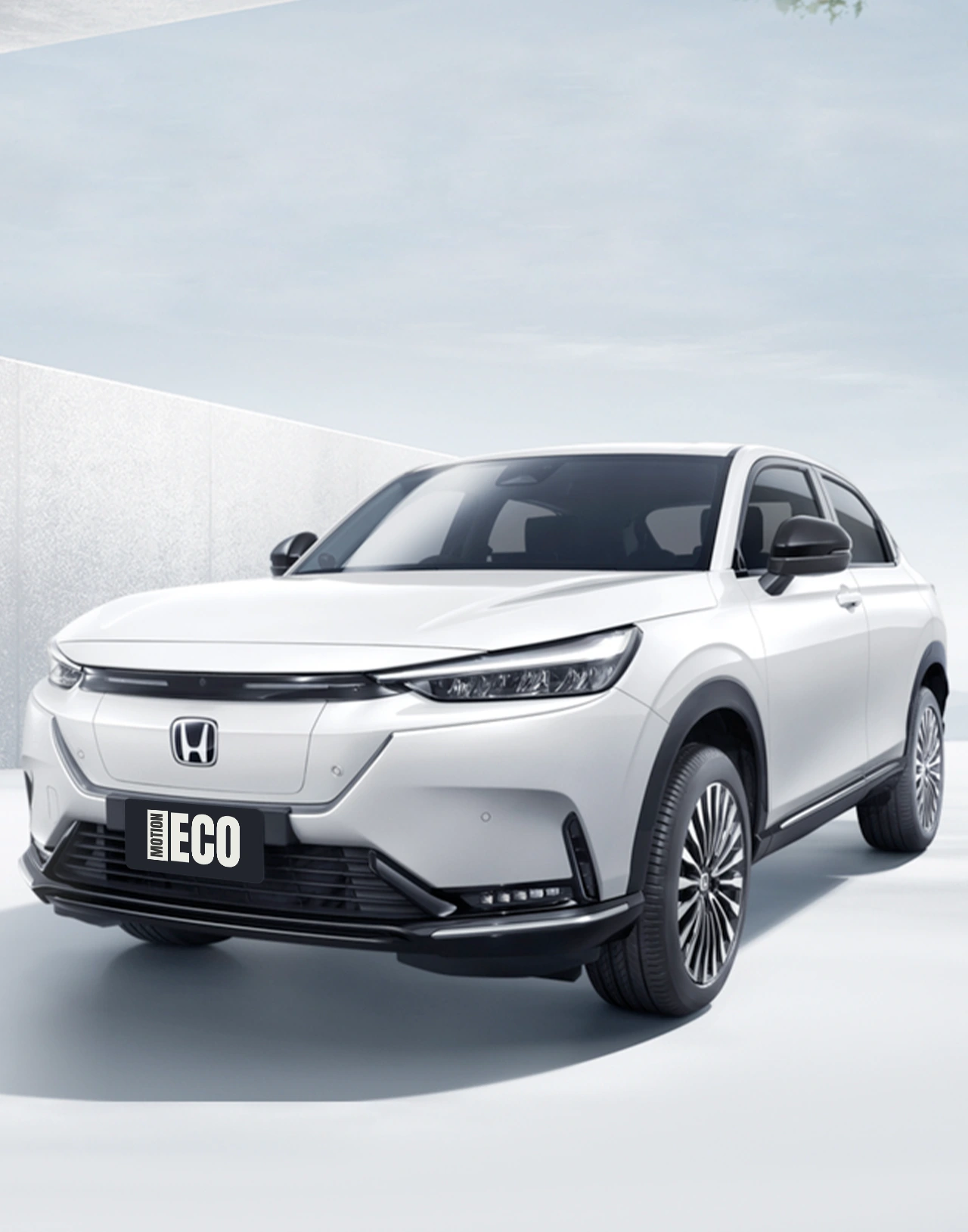 Стильная белая Honda Ens1, вид спереди. Отличный выбор для городской езды и путешествий по Молдове. Автомобиль сочетает современный дизайн, комфорт и надежность, доступен в Кишиневе.